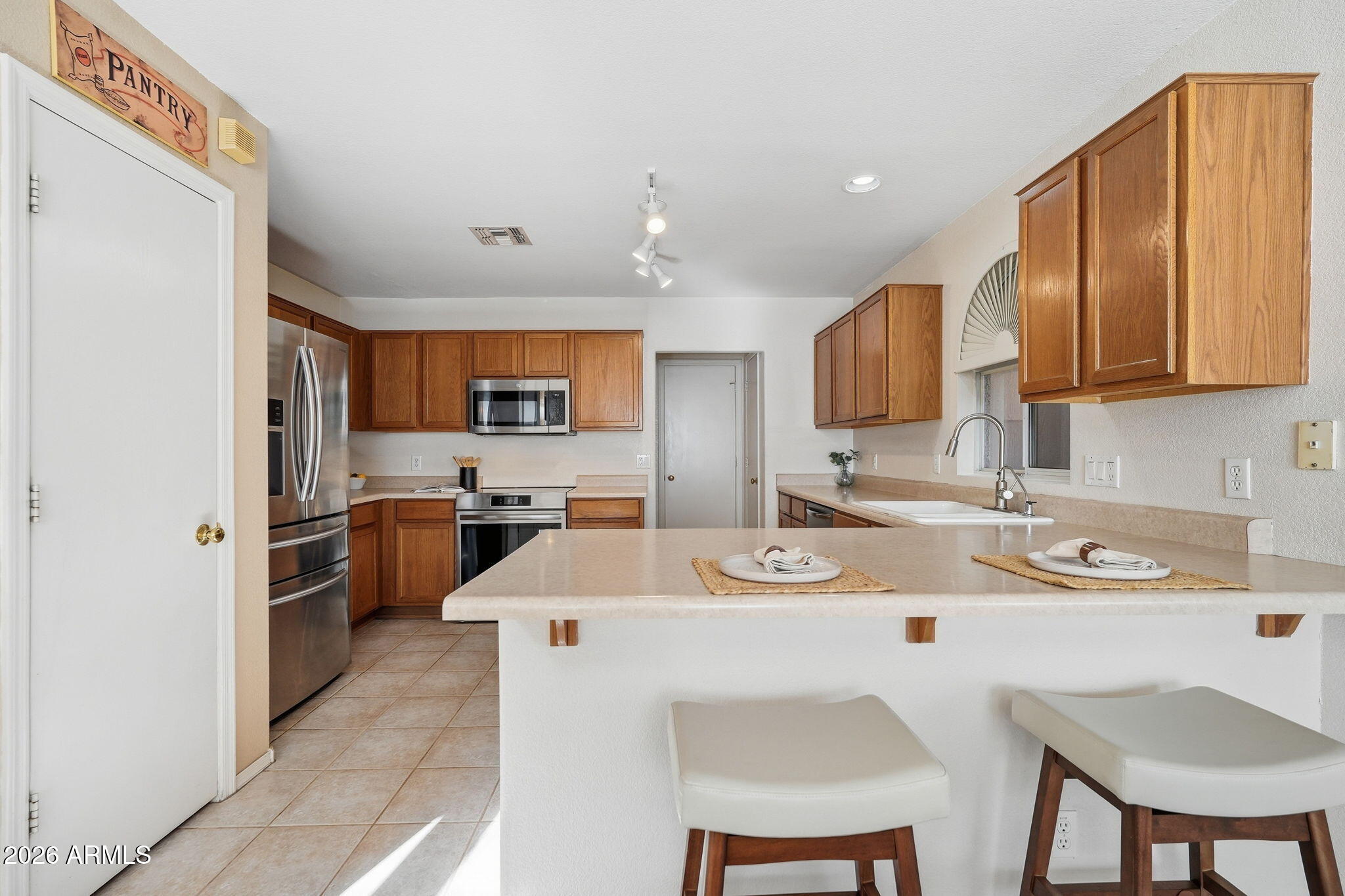 2546 E CAMELLIA Drive