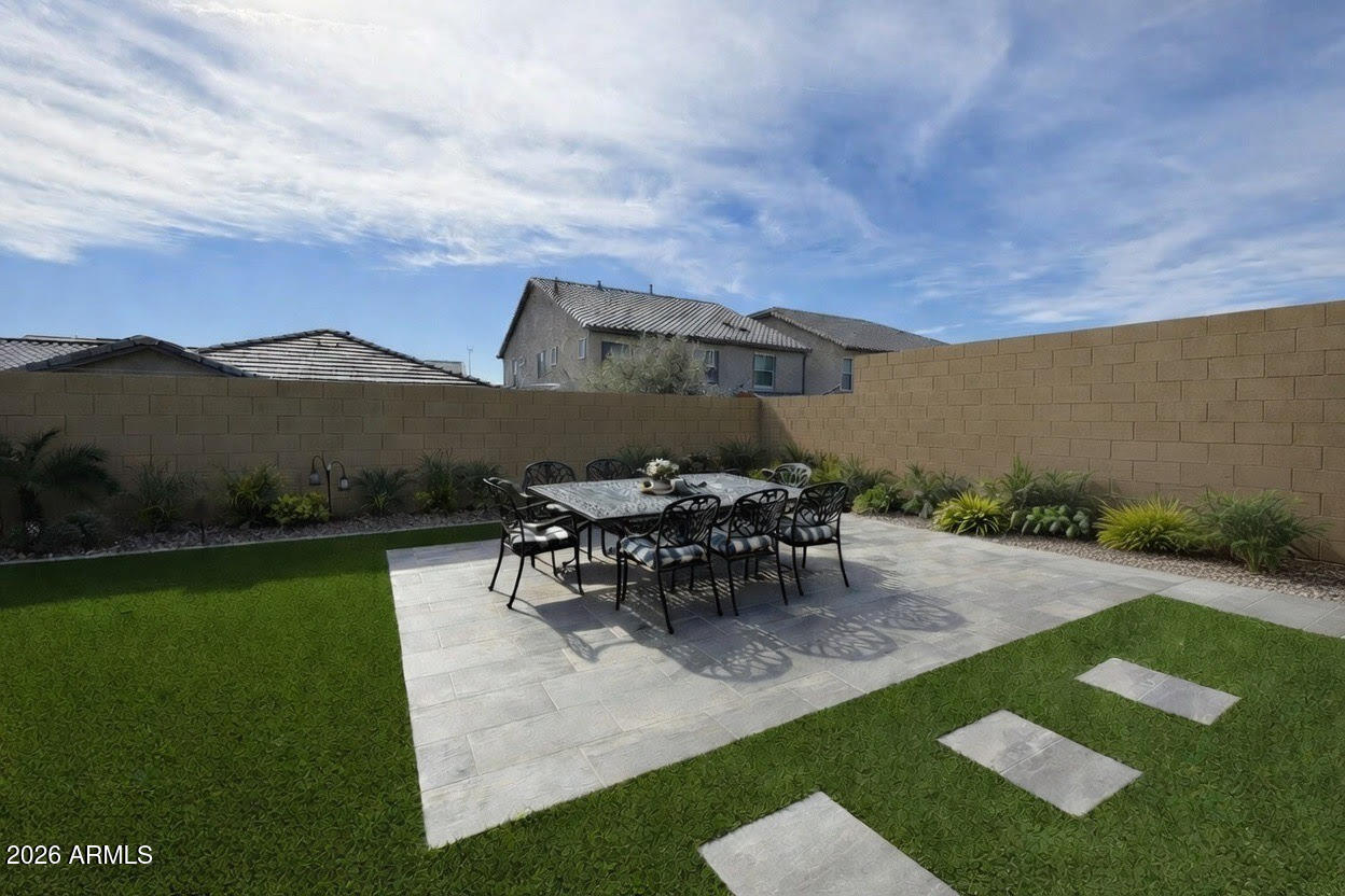 715 E SILVER FOX Way