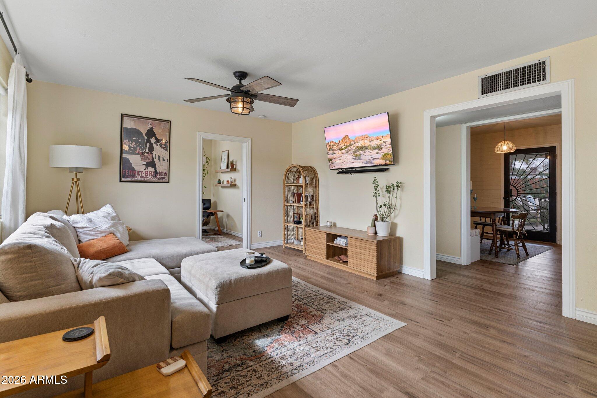 2314 W PINCHOT Avenue