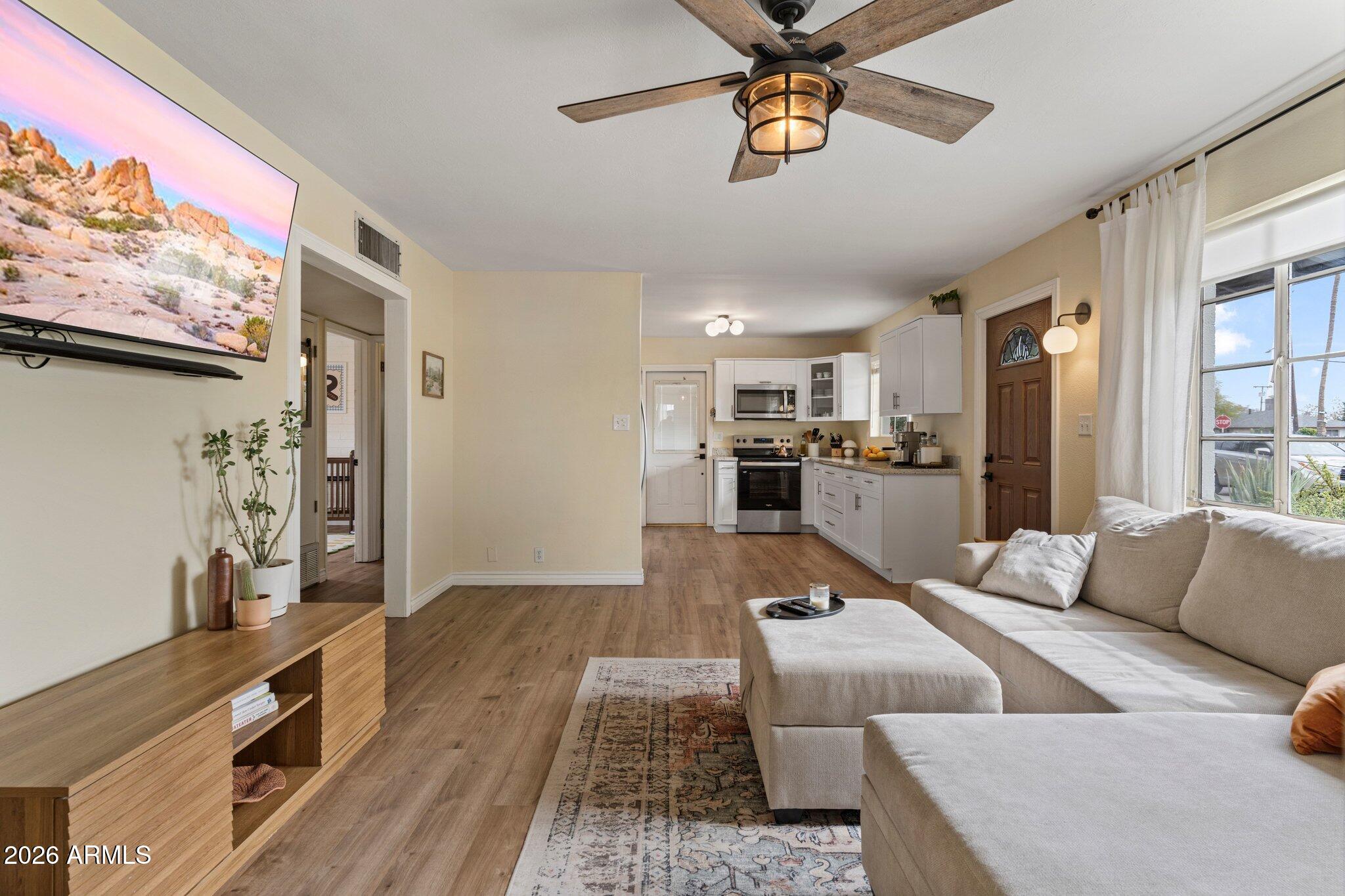 2314 W PINCHOT Avenue