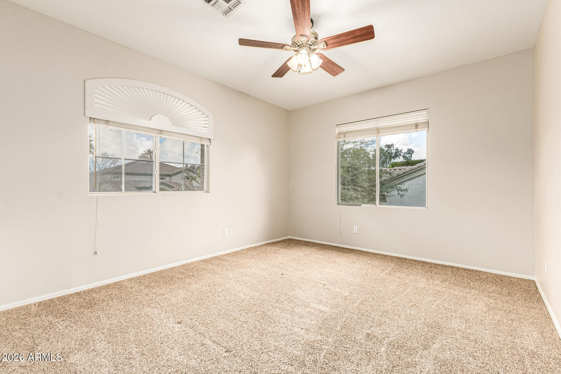 960 W MYRTLE Drive