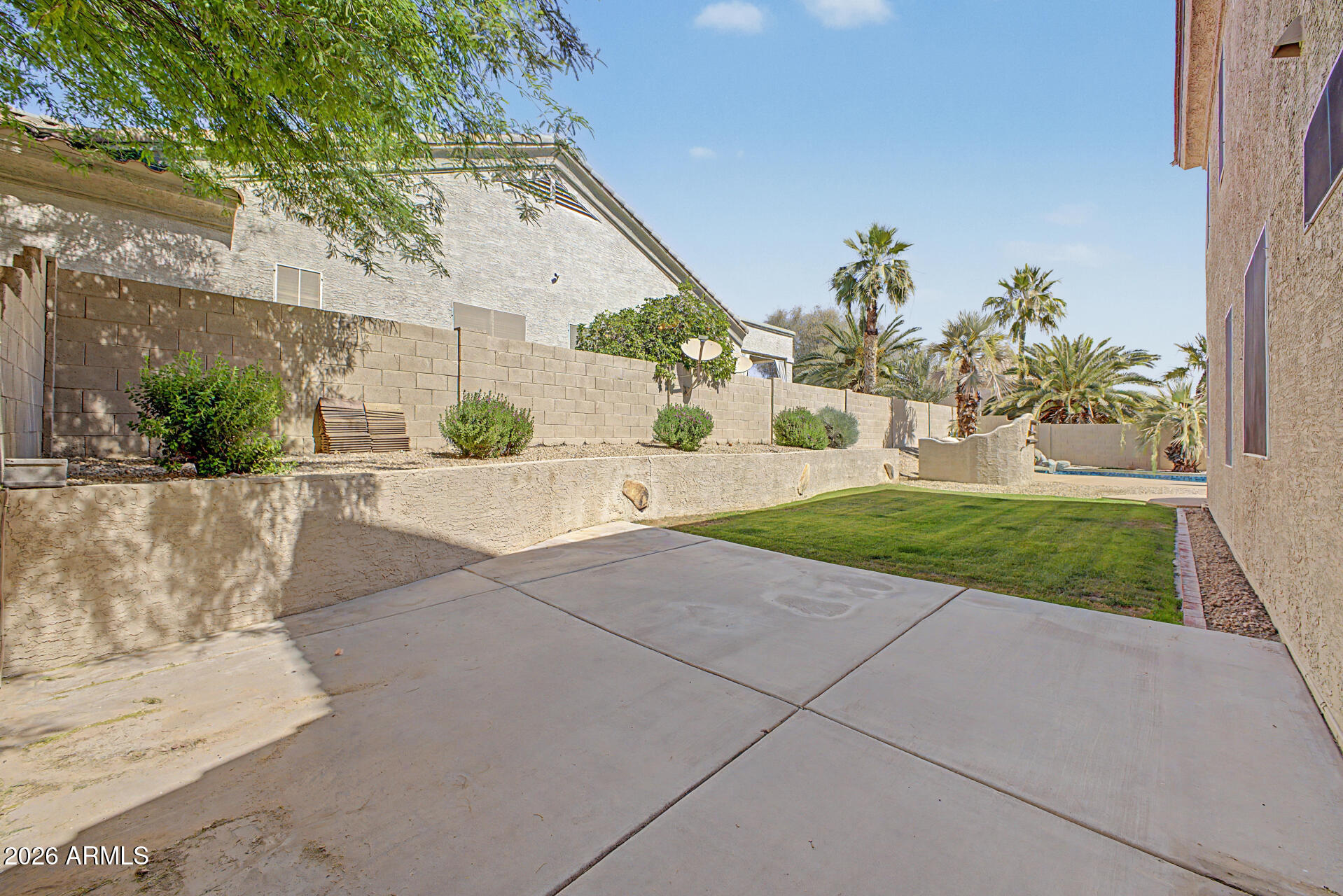 960 W MYRTLE Drive