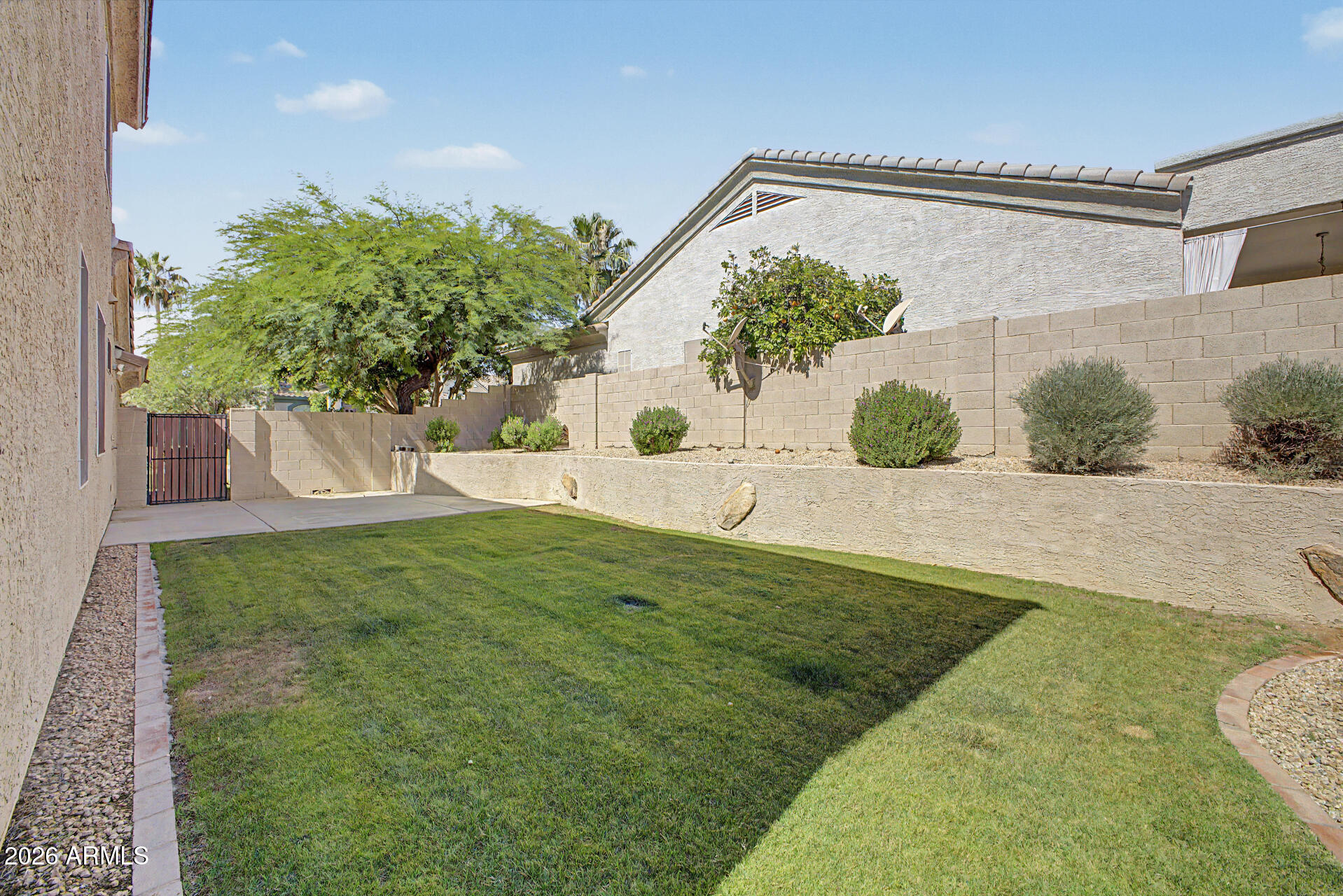960 W MYRTLE Drive