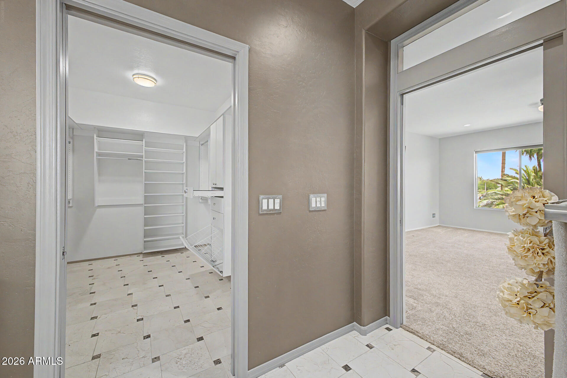 960 W MYRTLE Drive
