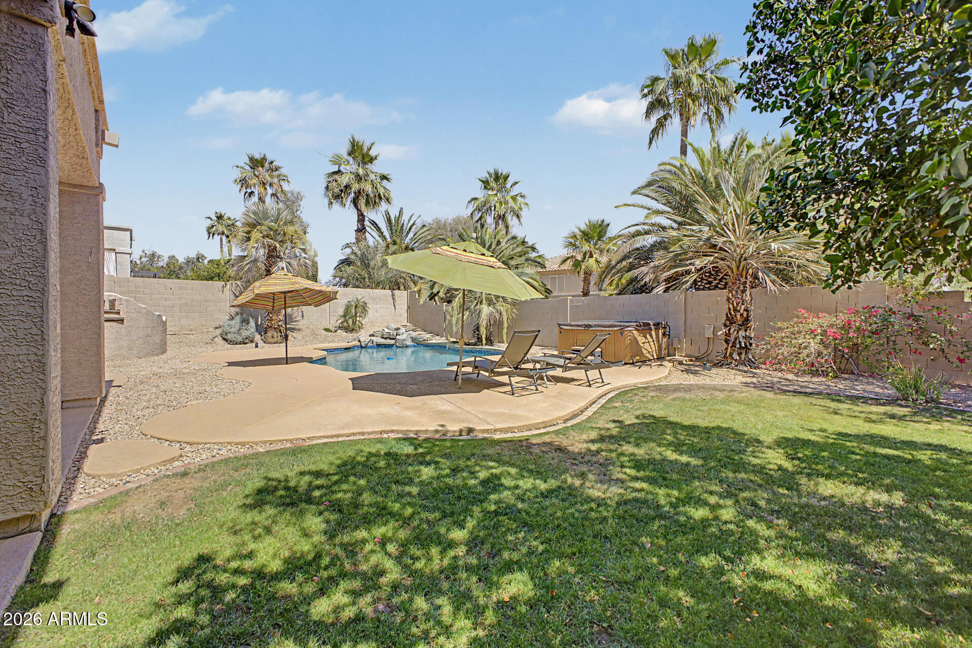 960 W MYRTLE Drive