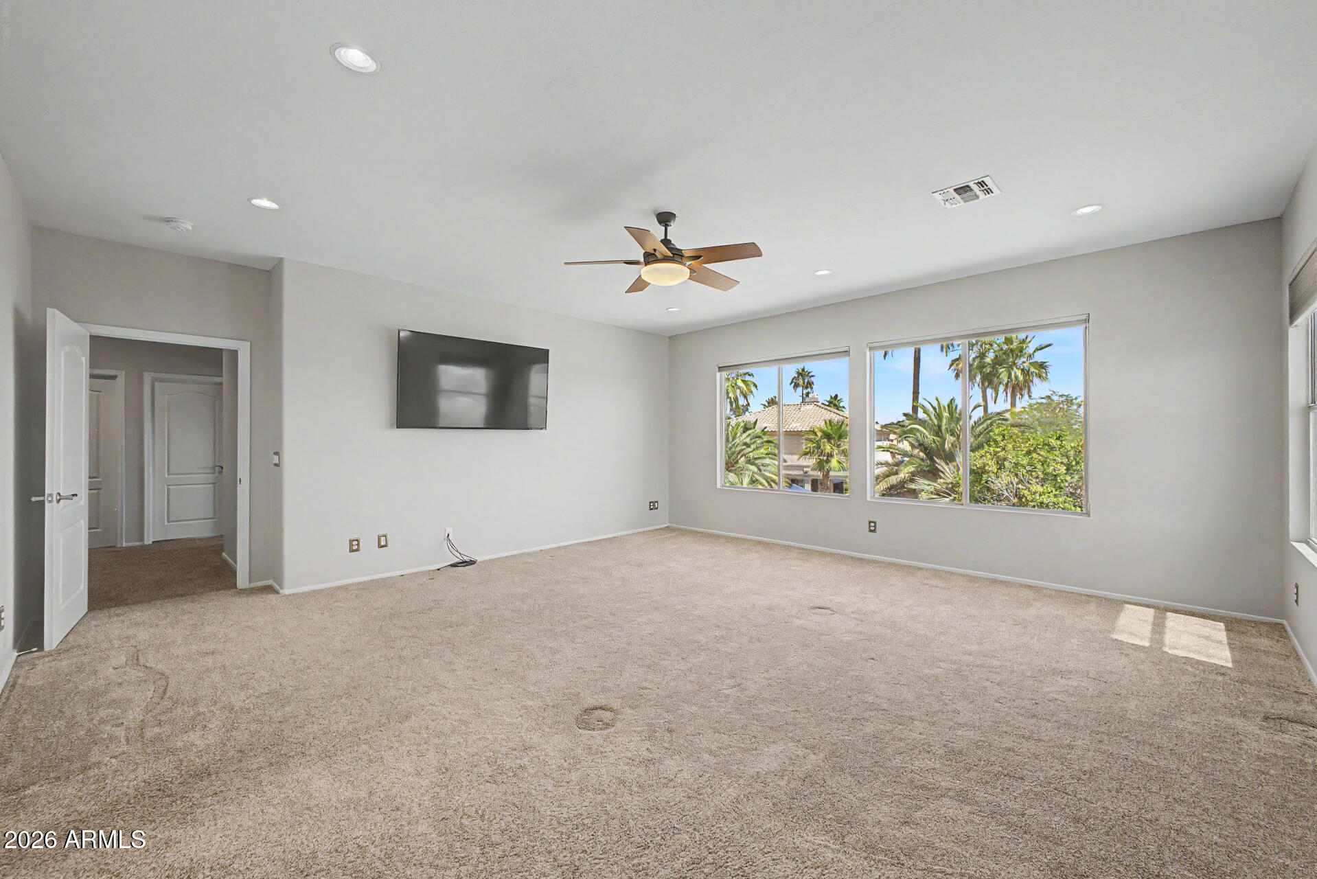 960 W MYRTLE Drive