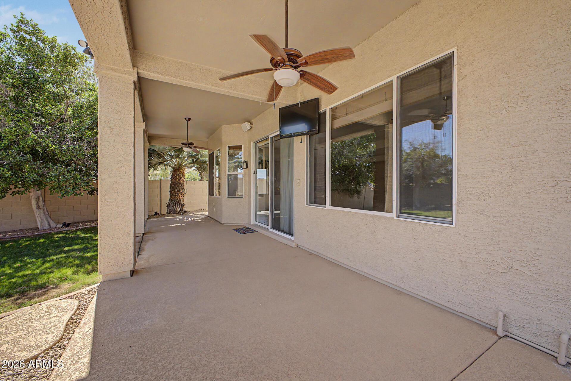 960 W MYRTLE Drive