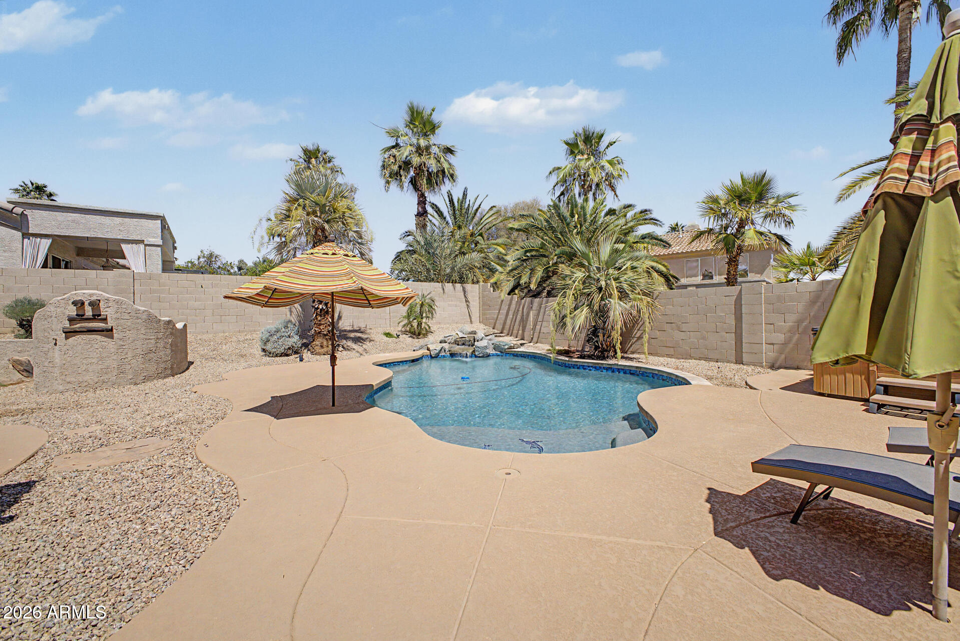 960 W MYRTLE Drive