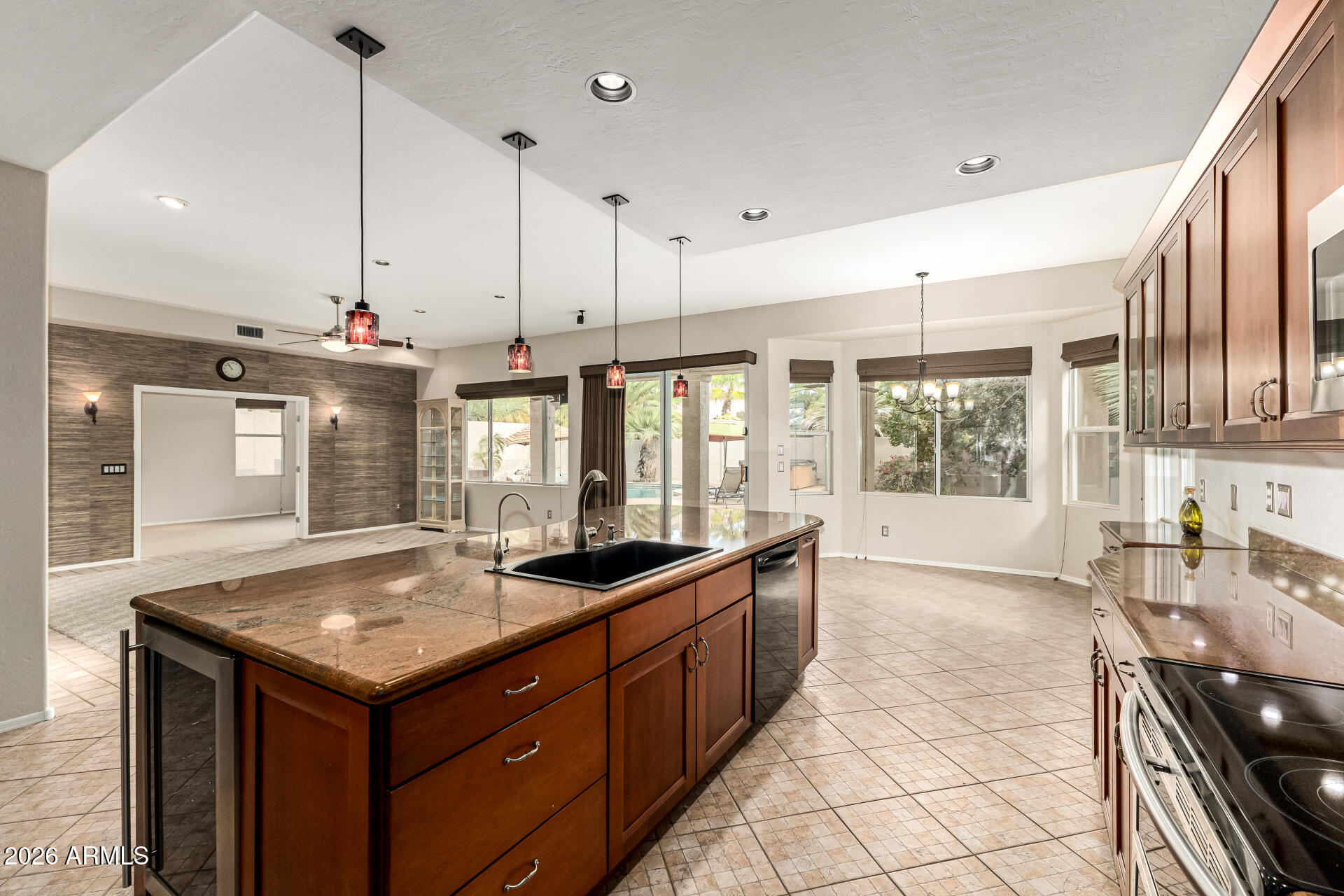 960 W MYRTLE Drive