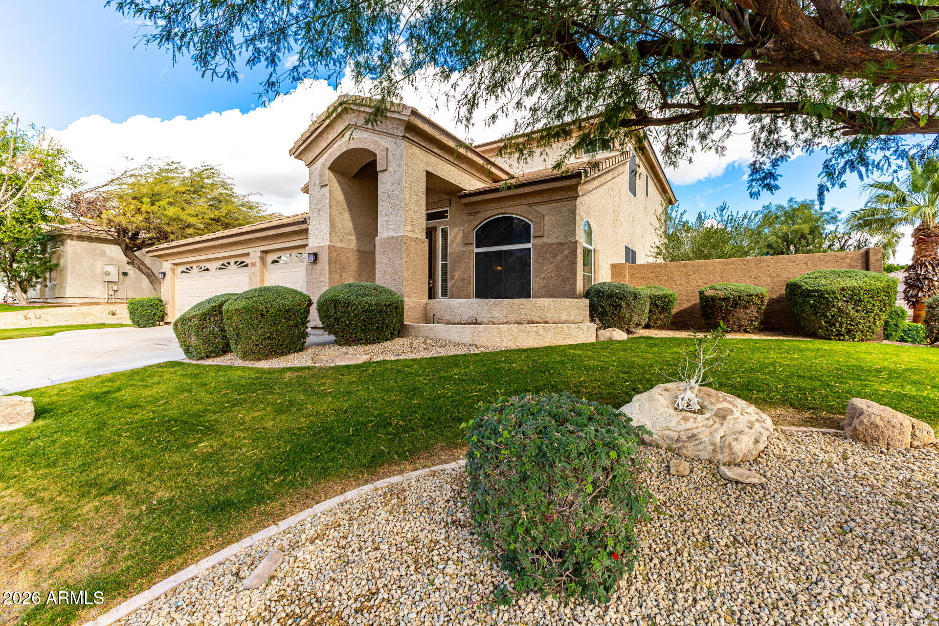 960 W MYRTLE Drive