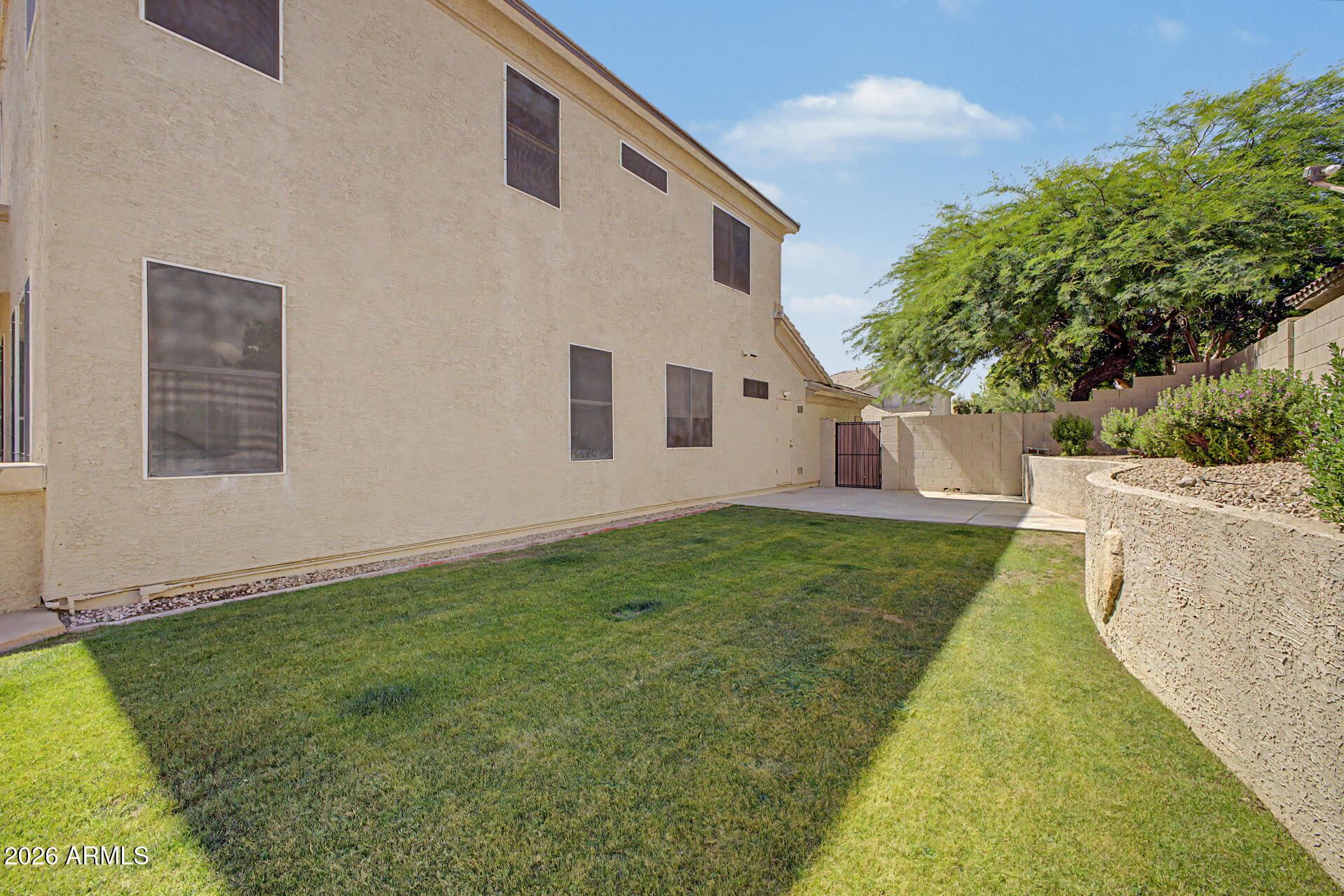 960 W MYRTLE Drive