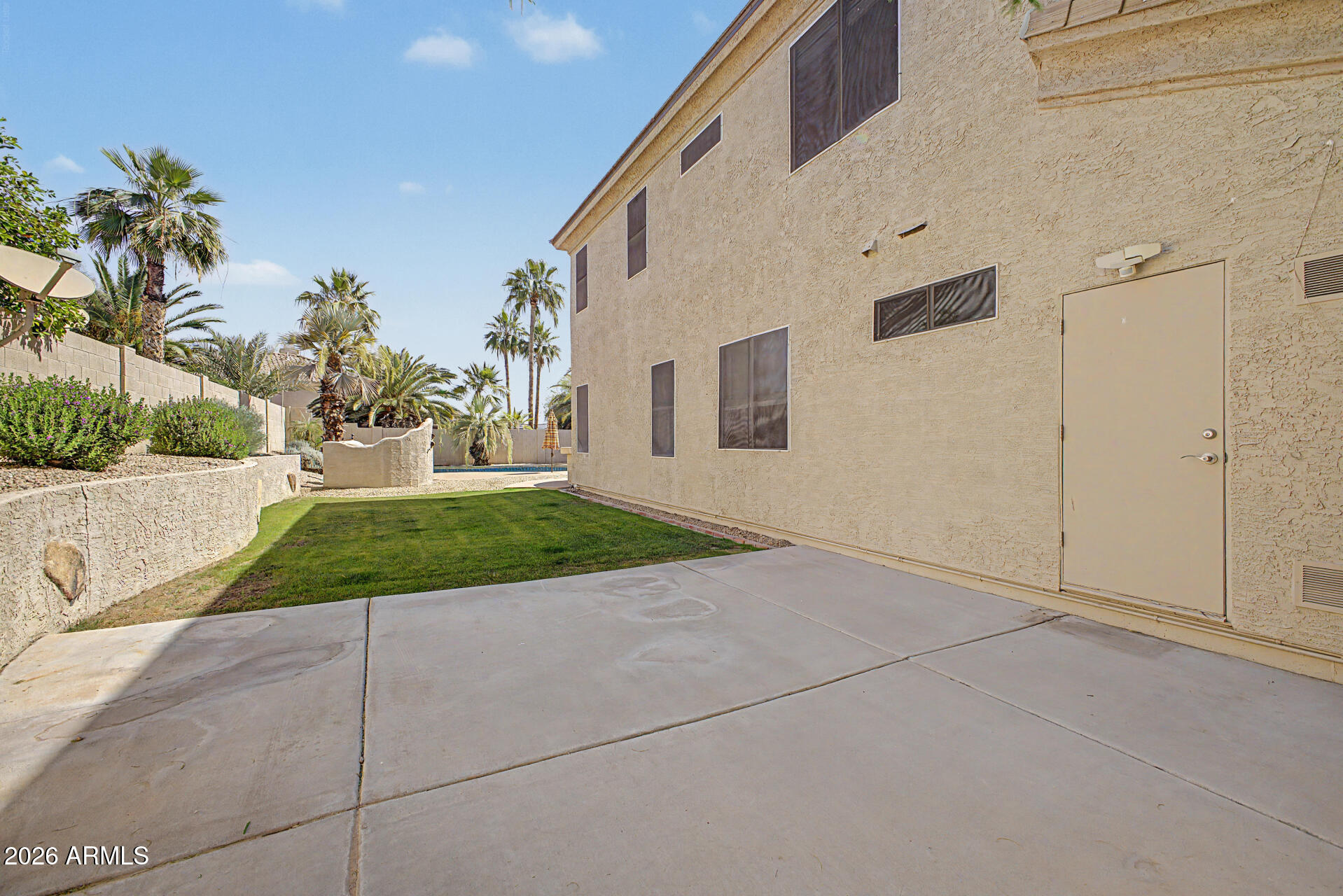 960 W MYRTLE Drive