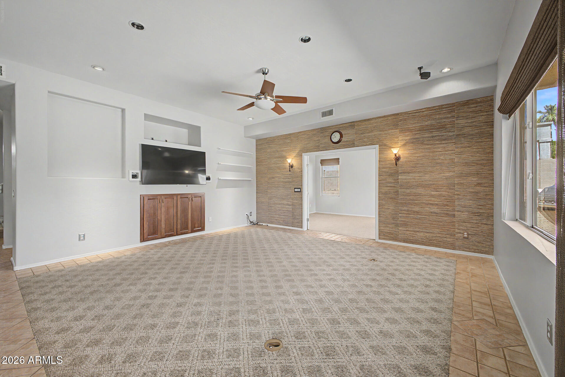 960 W MYRTLE Drive