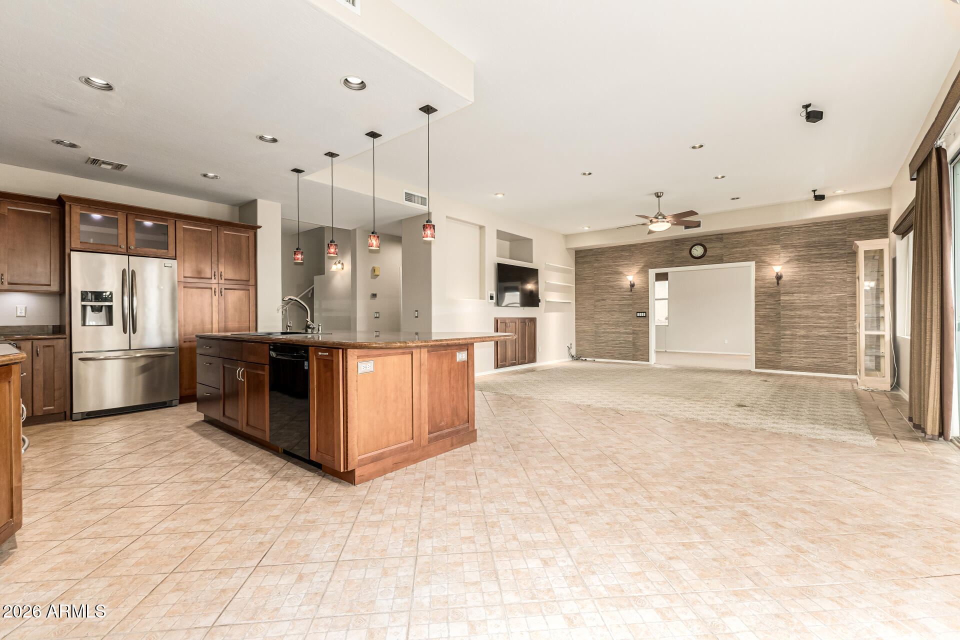 960 W MYRTLE Drive