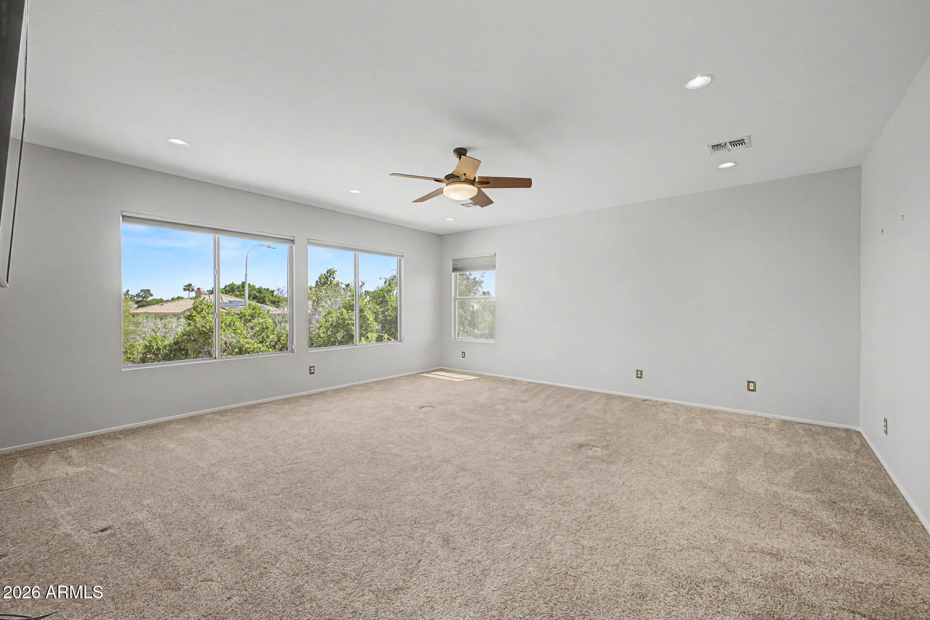 960 W MYRTLE Drive