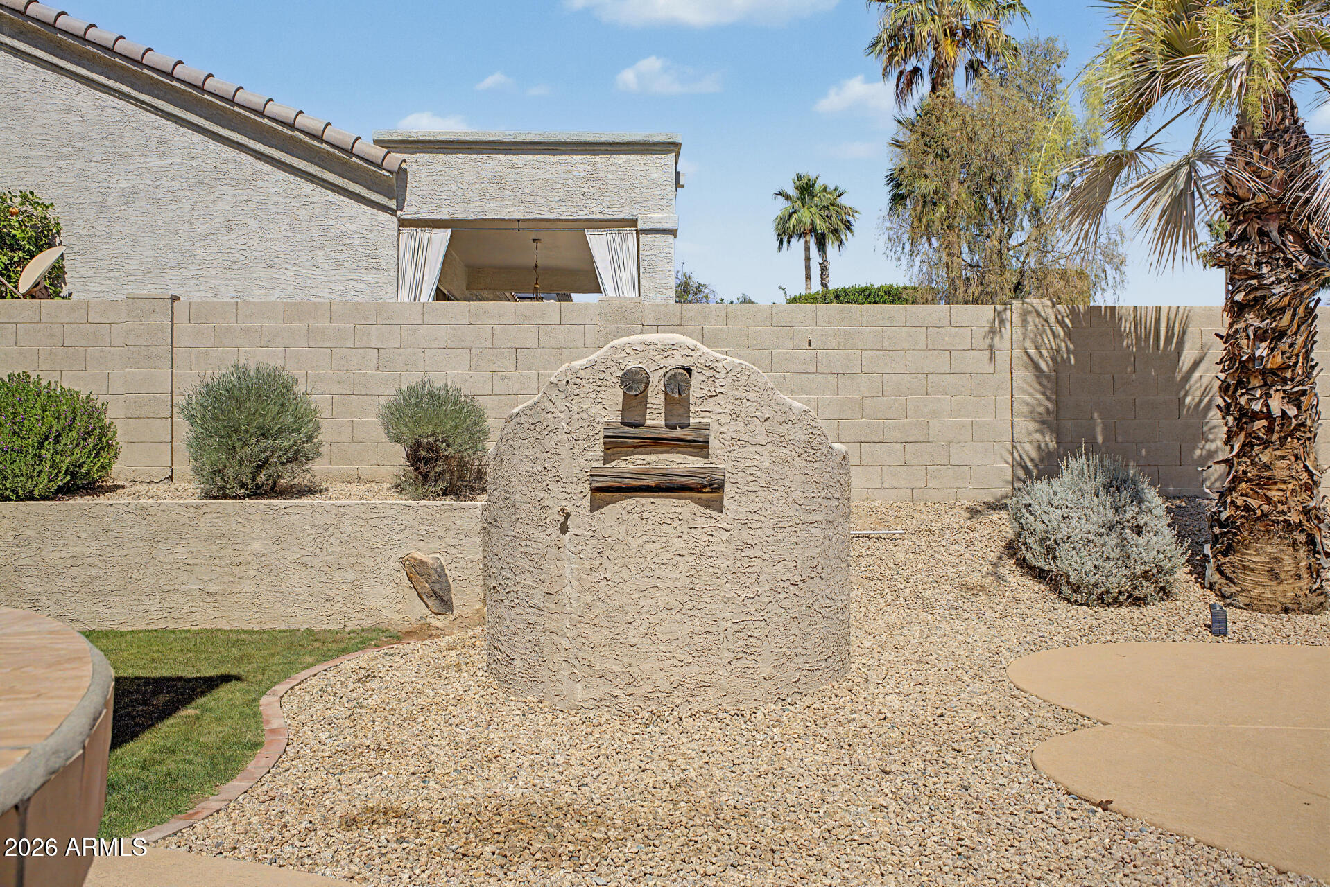 960 W MYRTLE Drive