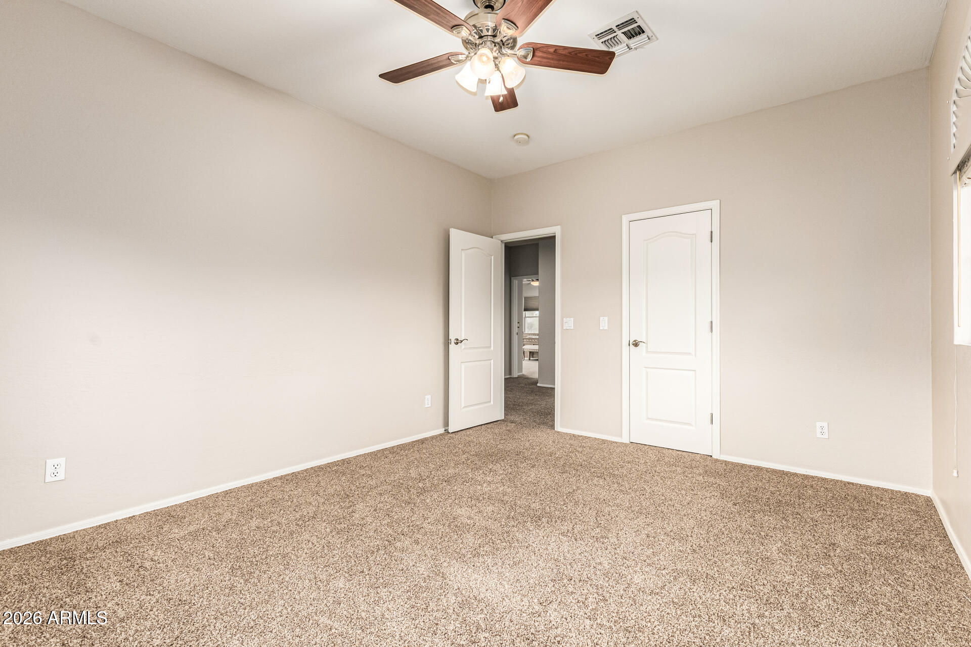 960 W MYRTLE Drive