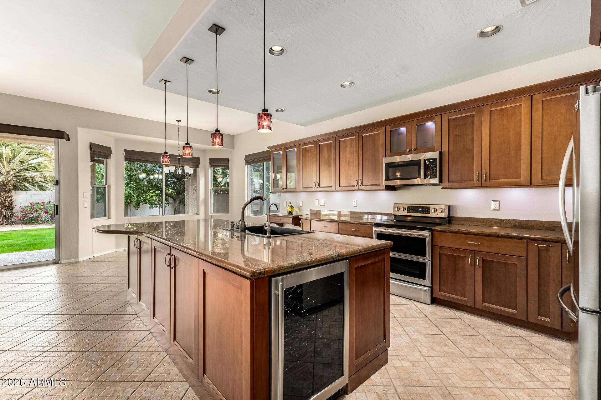 960 W MYRTLE Drive