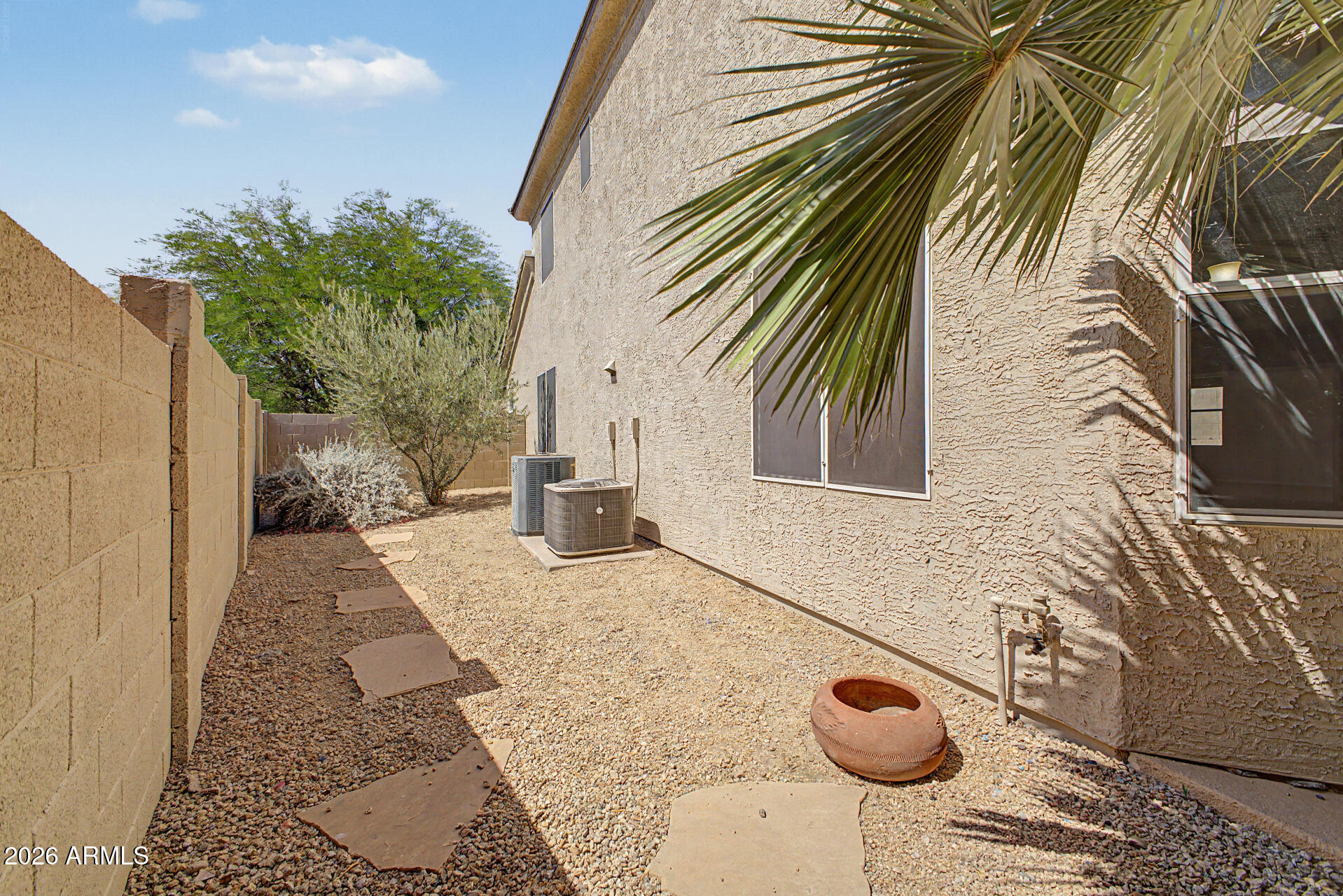 960 W MYRTLE Drive