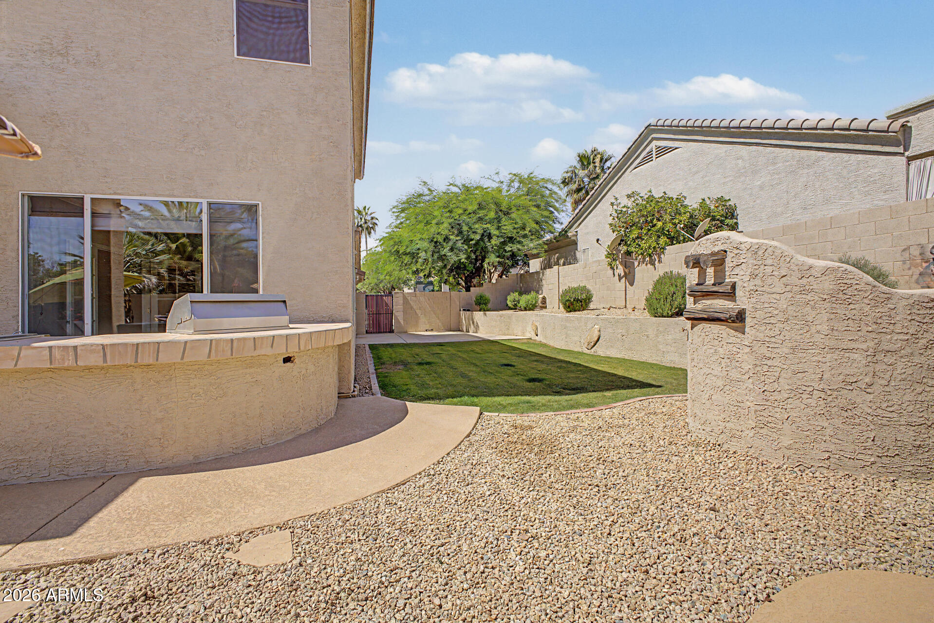 960 W MYRTLE Drive