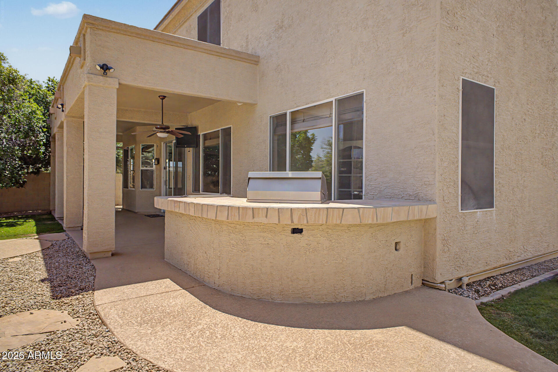 960 W MYRTLE Drive