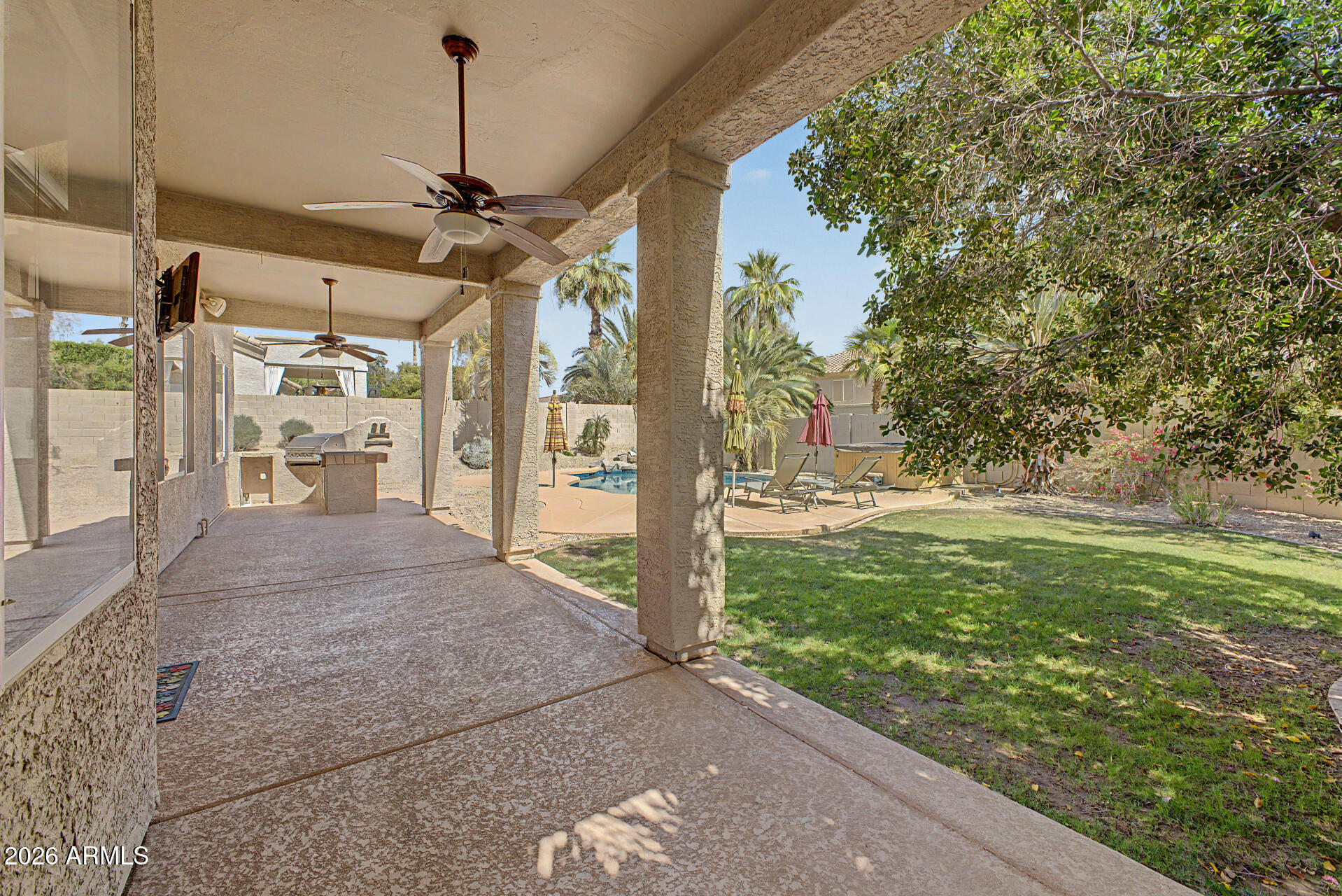 960 W MYRTLE Drive