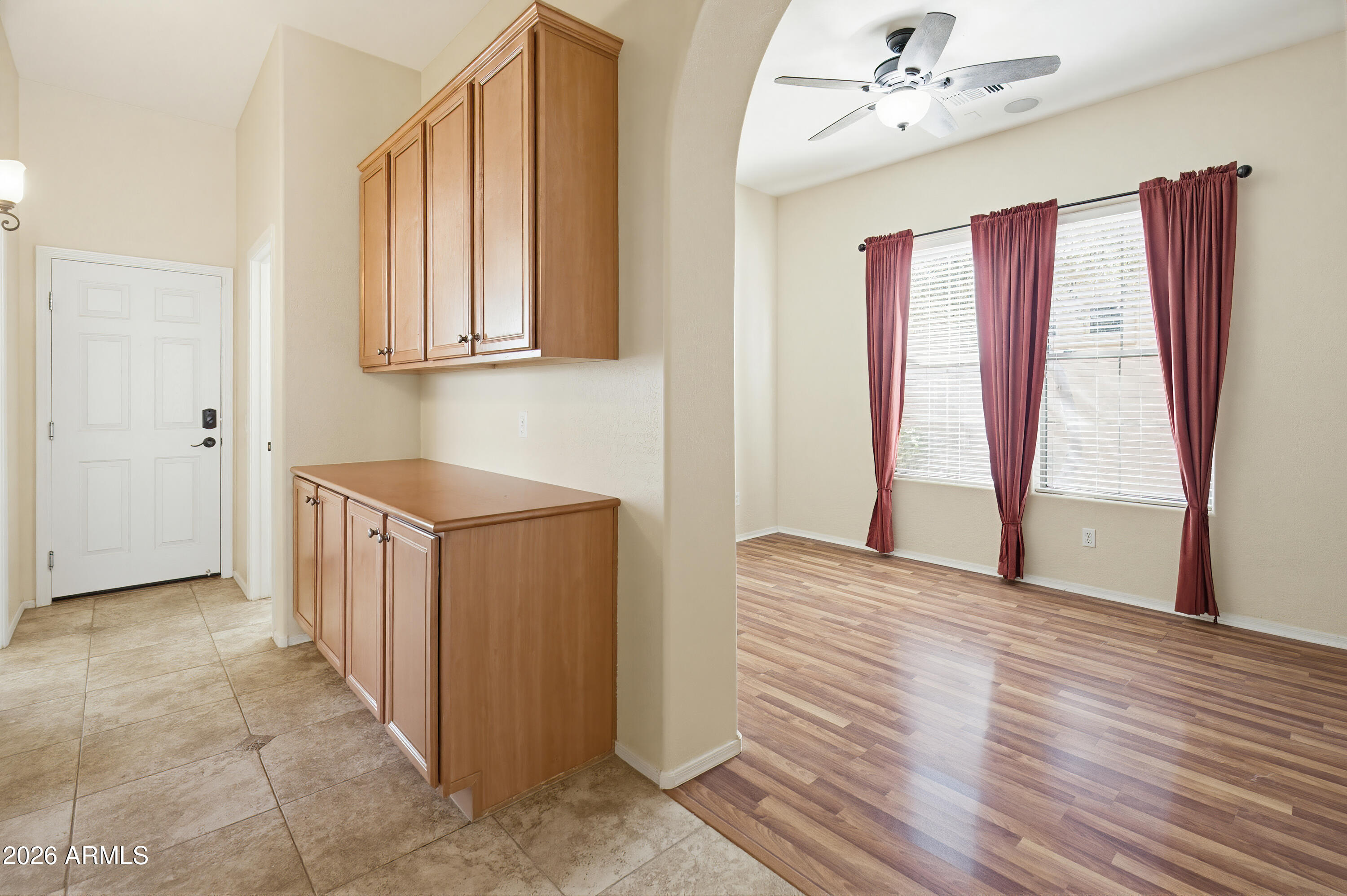 2406 E GLACIER Place