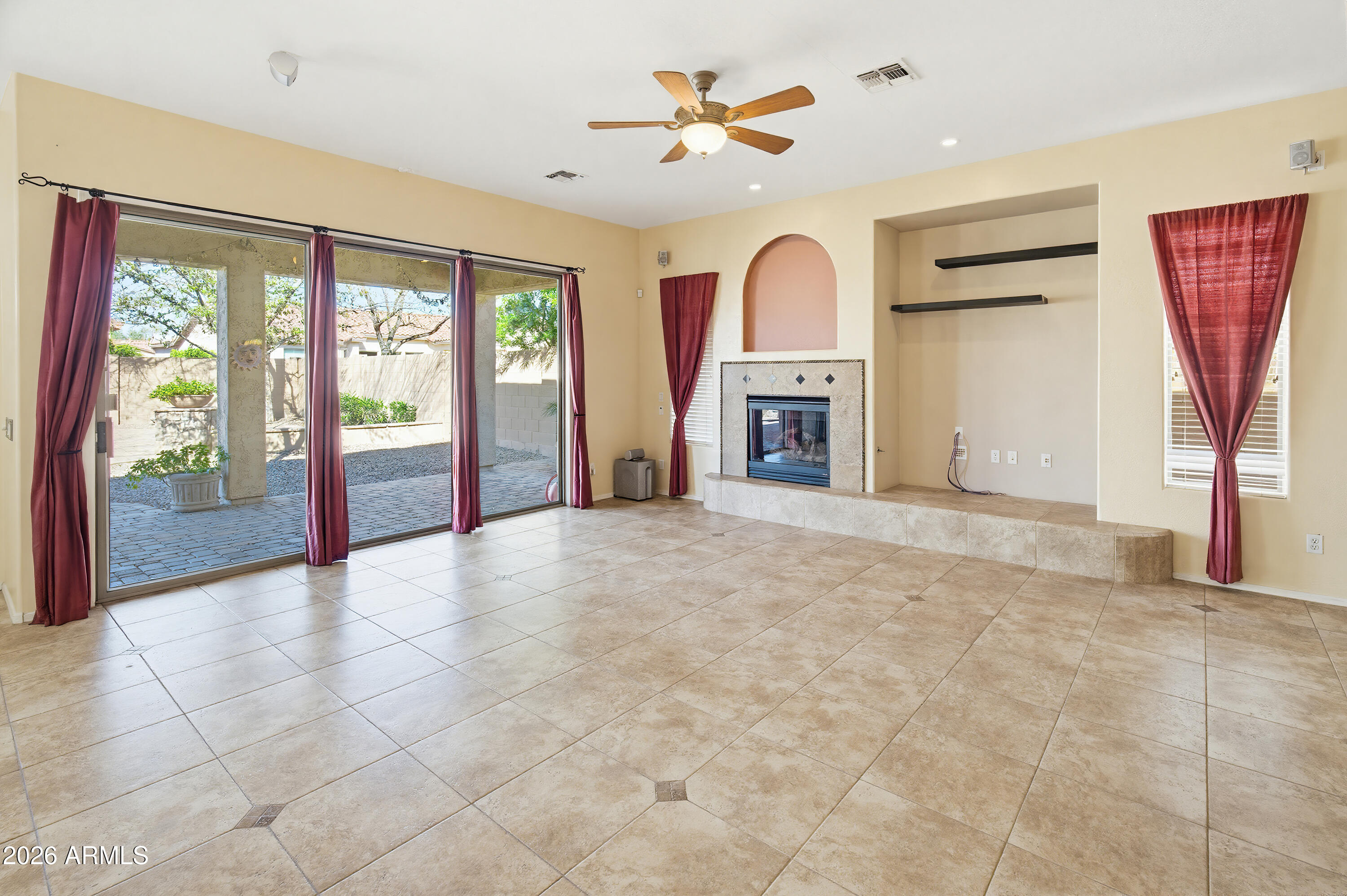2406 E GLACIER Place