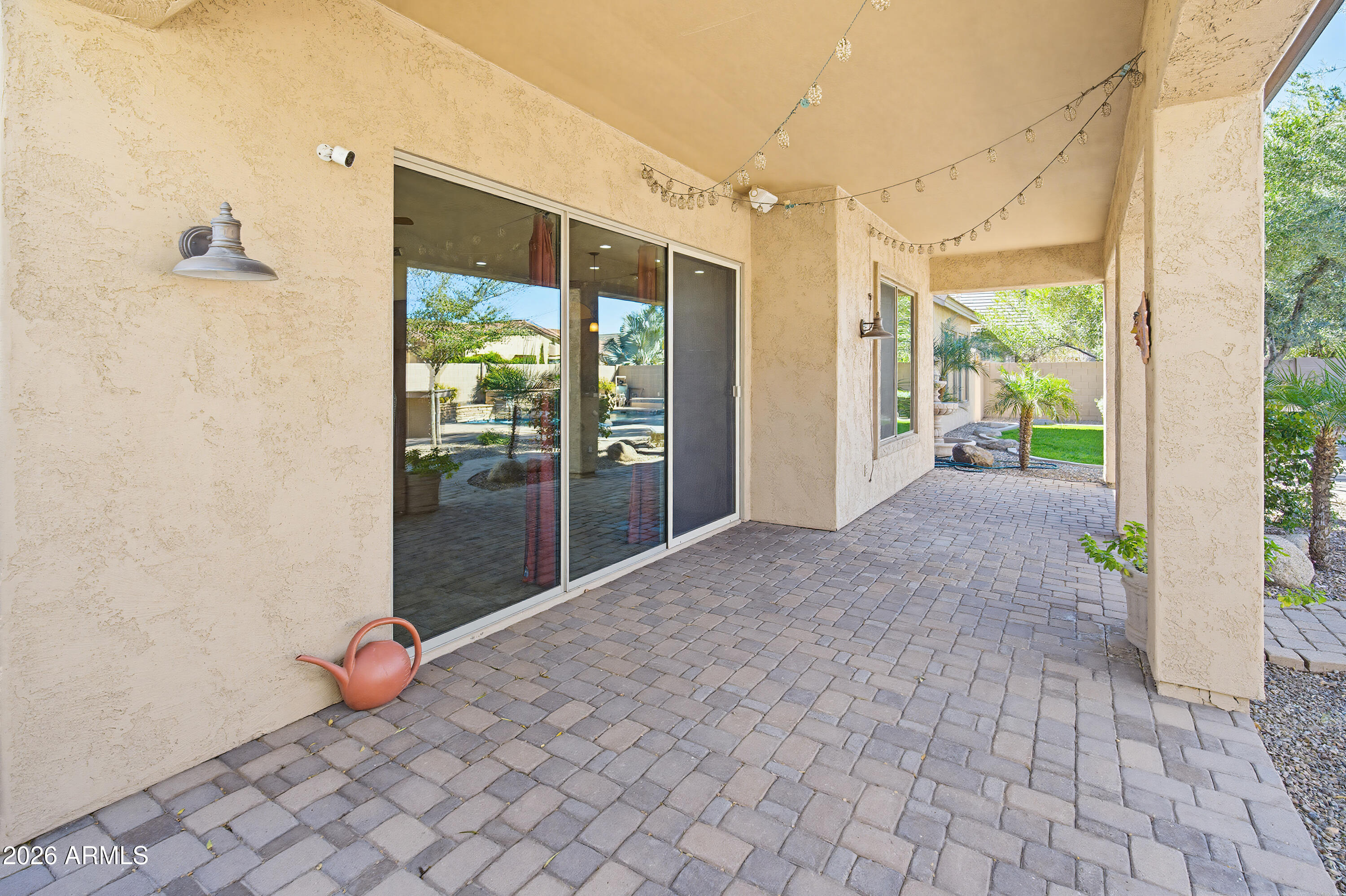 2406 E GLACIER Place