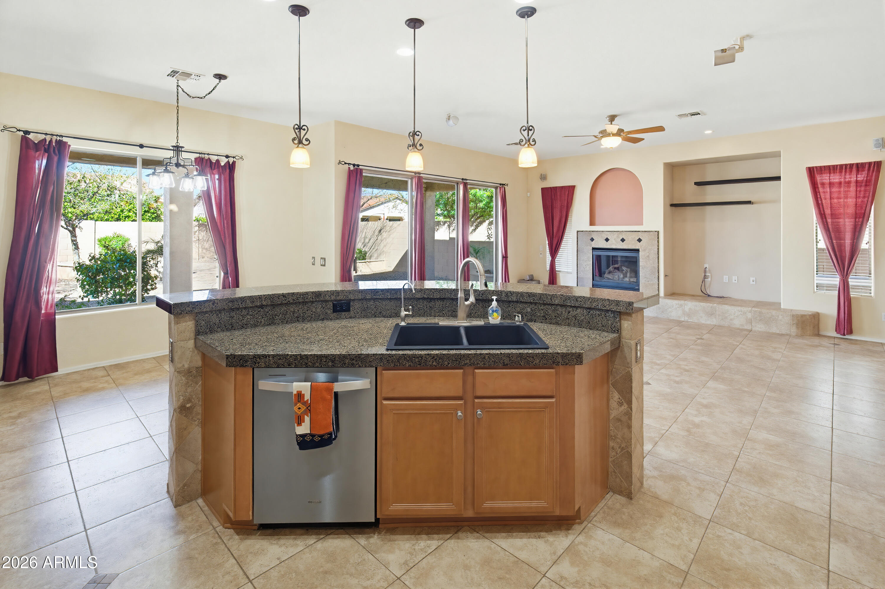 2406 E GLACIER Place