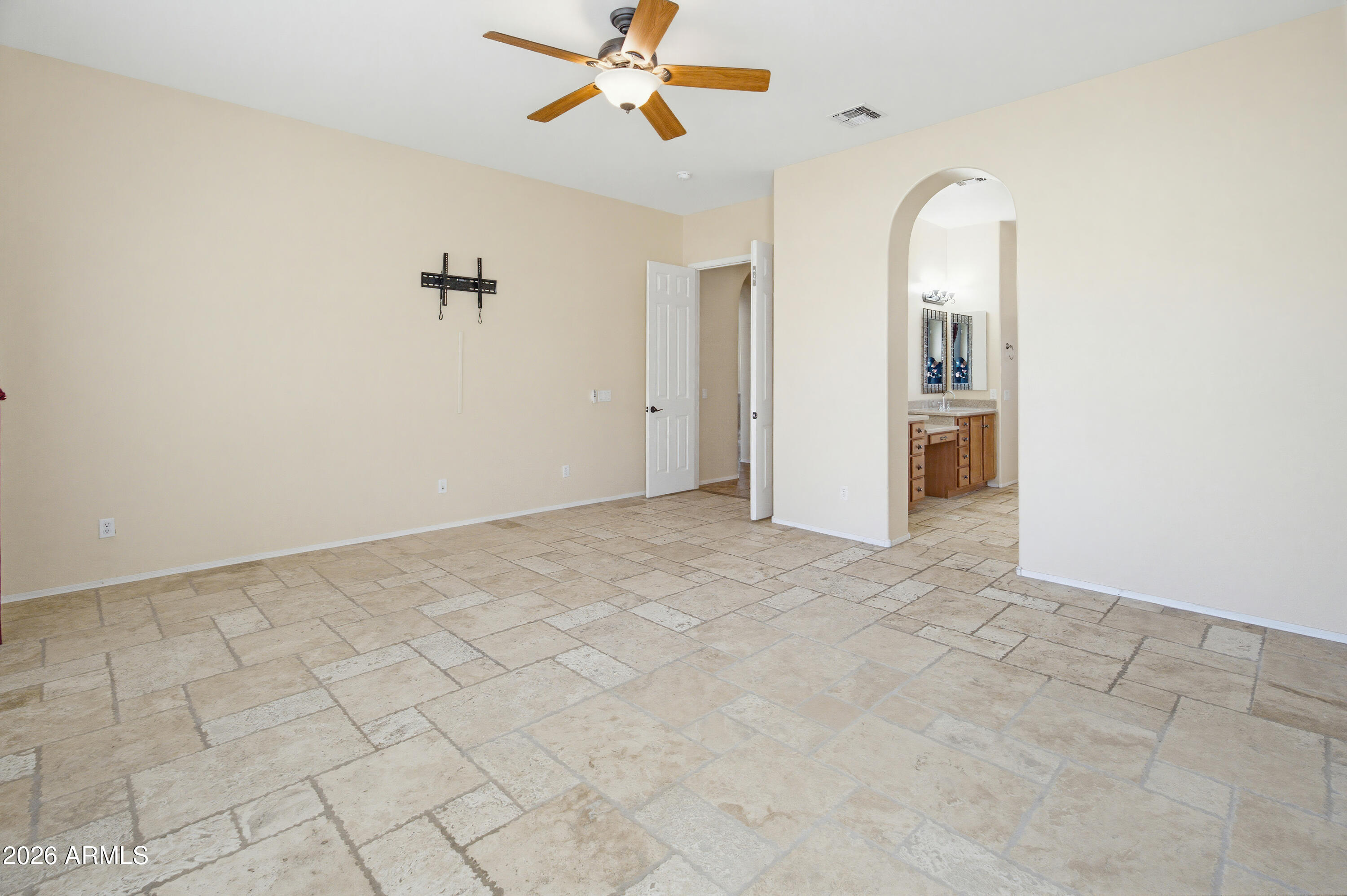 2406 E GLACIER Place