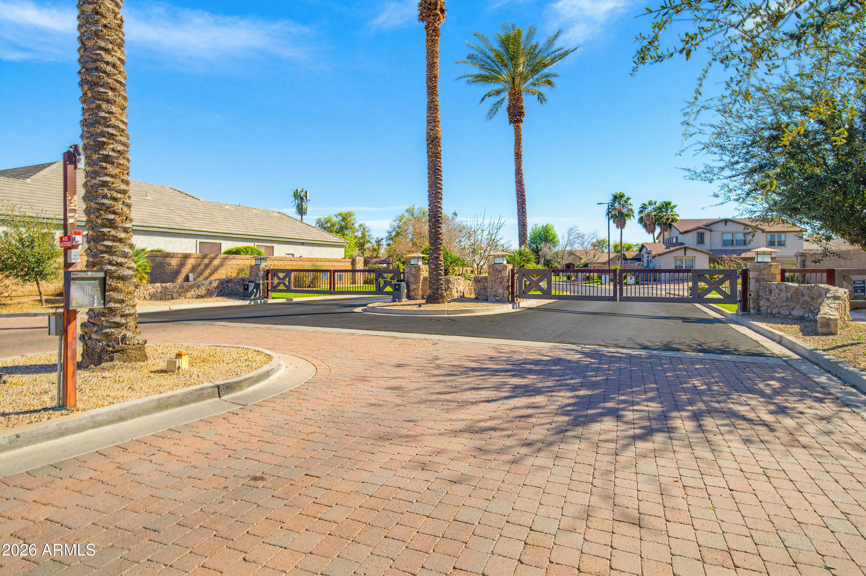 2406 E GLACIER Place