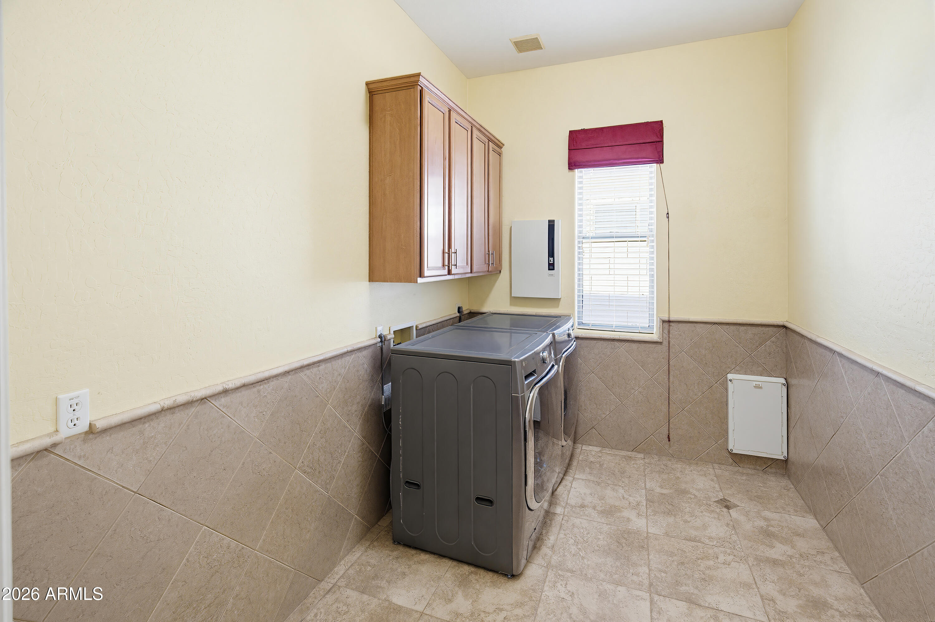 2406 E GLACIER Place