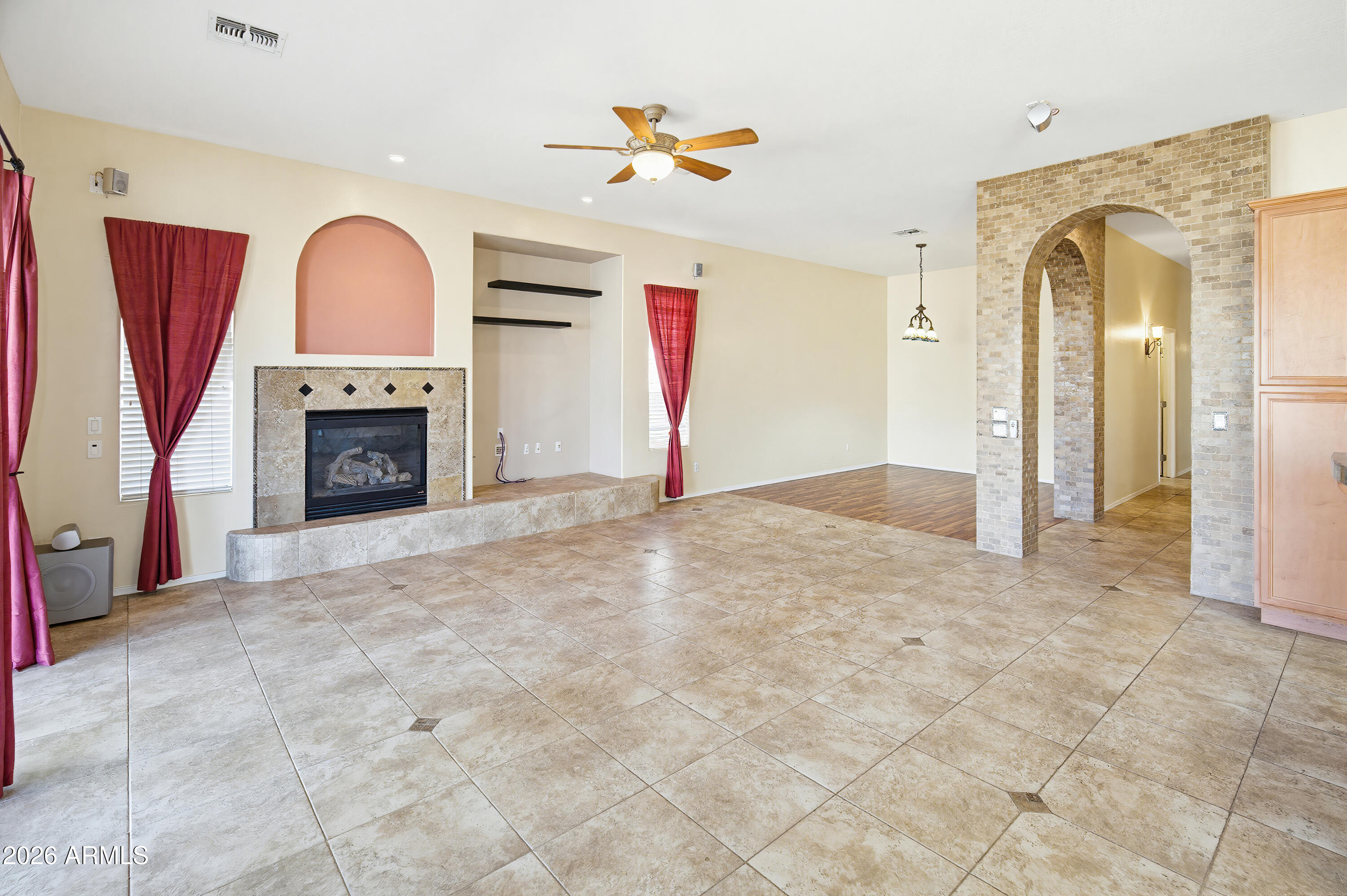 2406 E GLACIER Place
