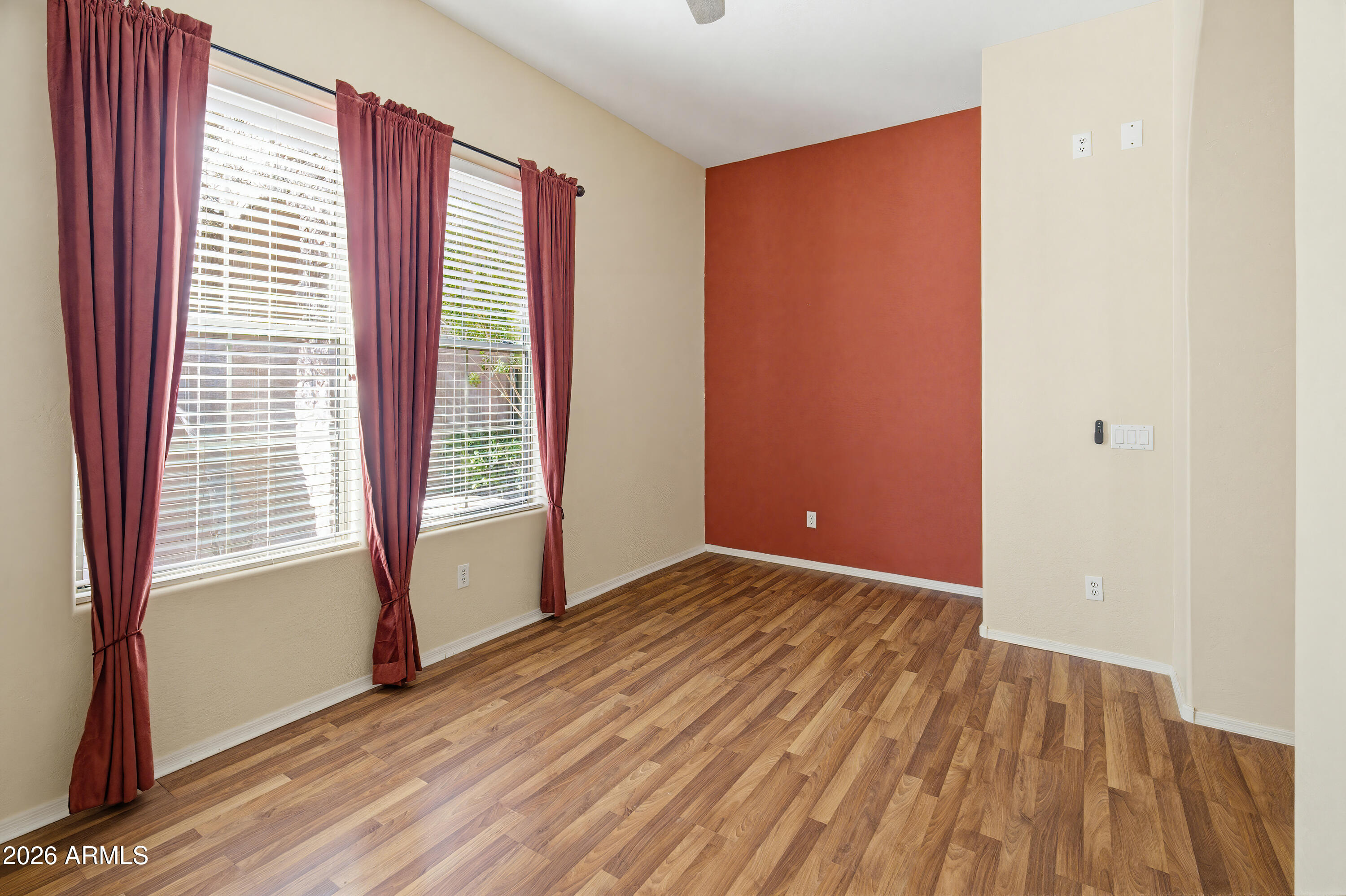 2406 E GLACIER Place