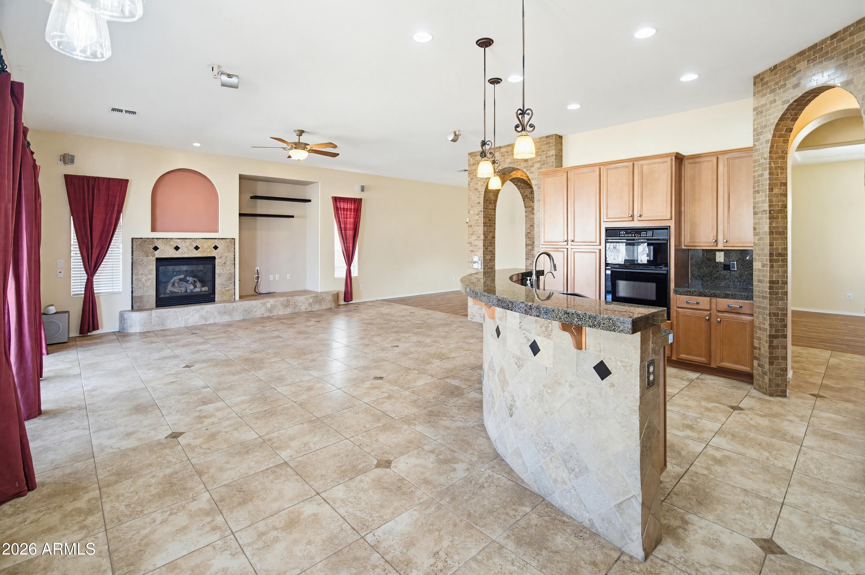 2406 E GLACIER Place