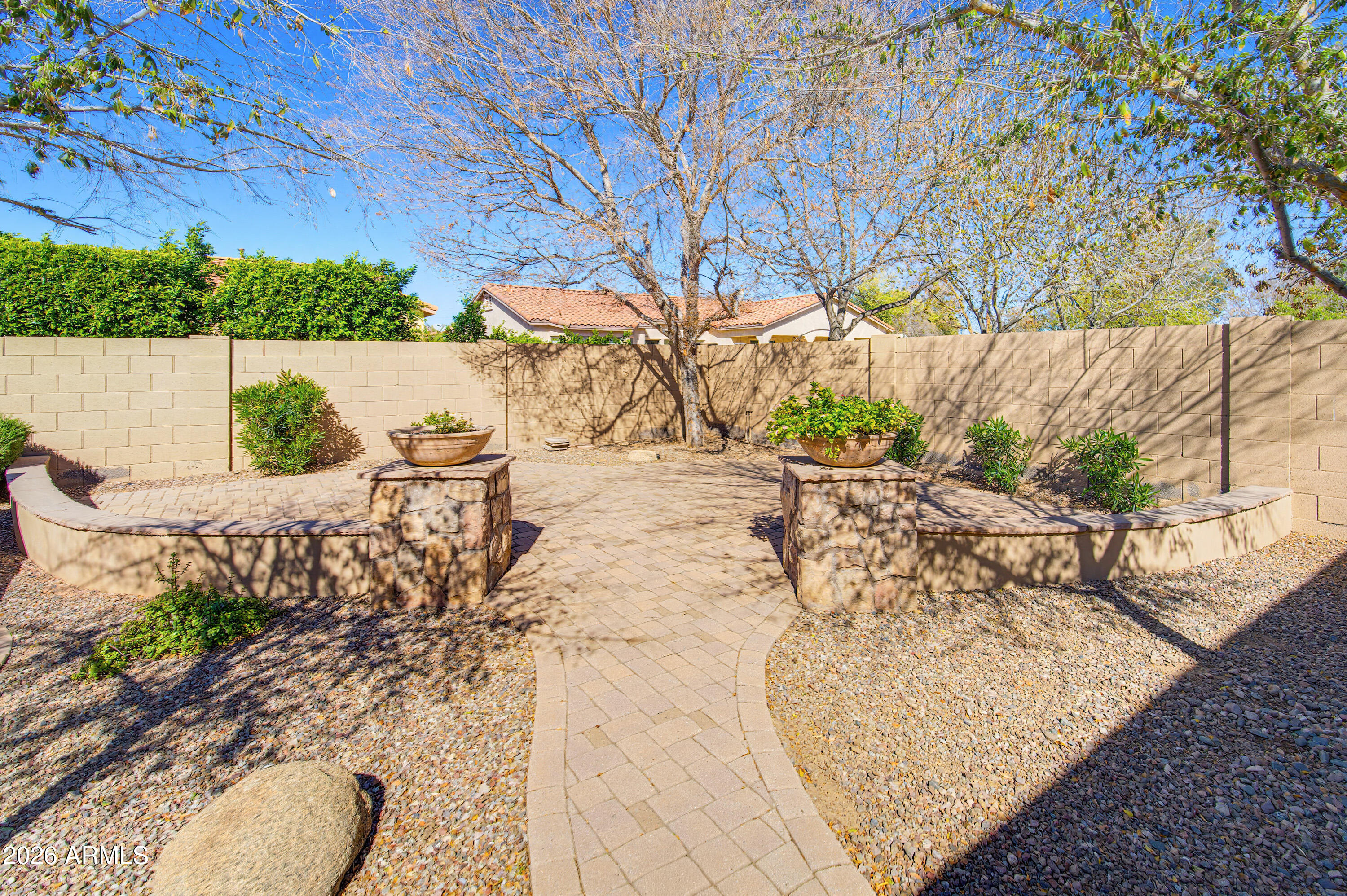 2406 E GLACIER Place