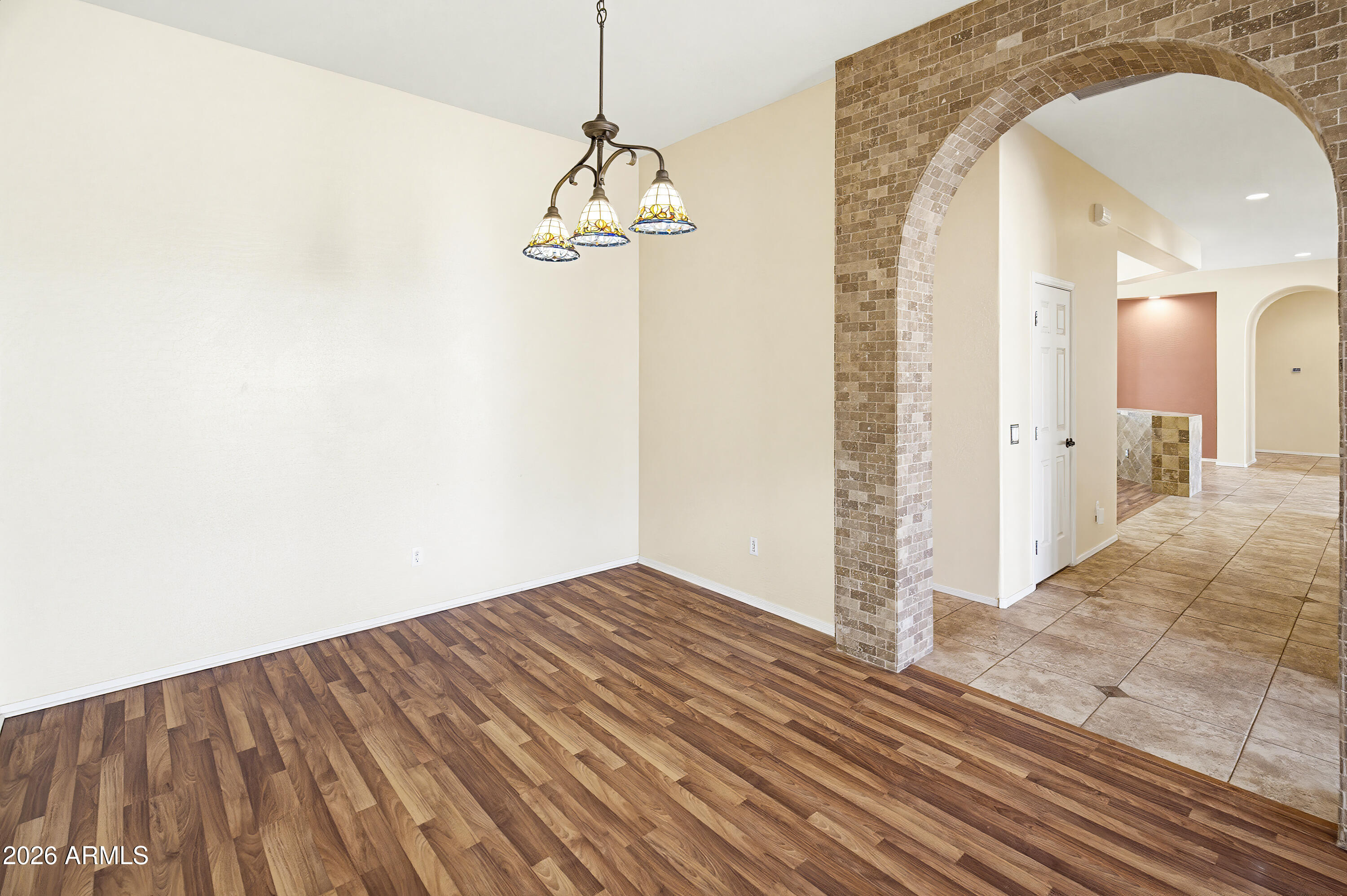 2406 E GLACIER Place