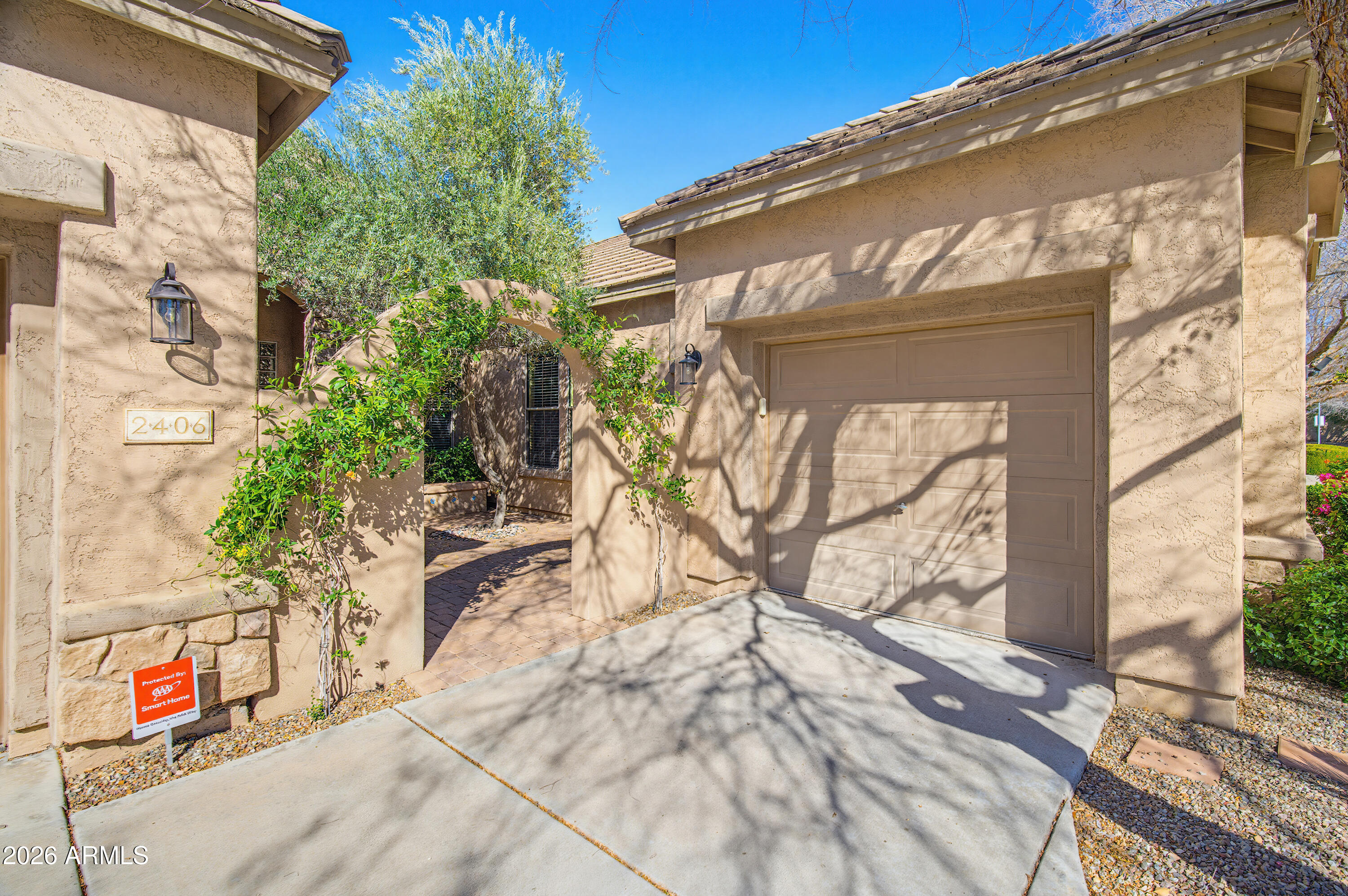 2406 E GLACIER Place