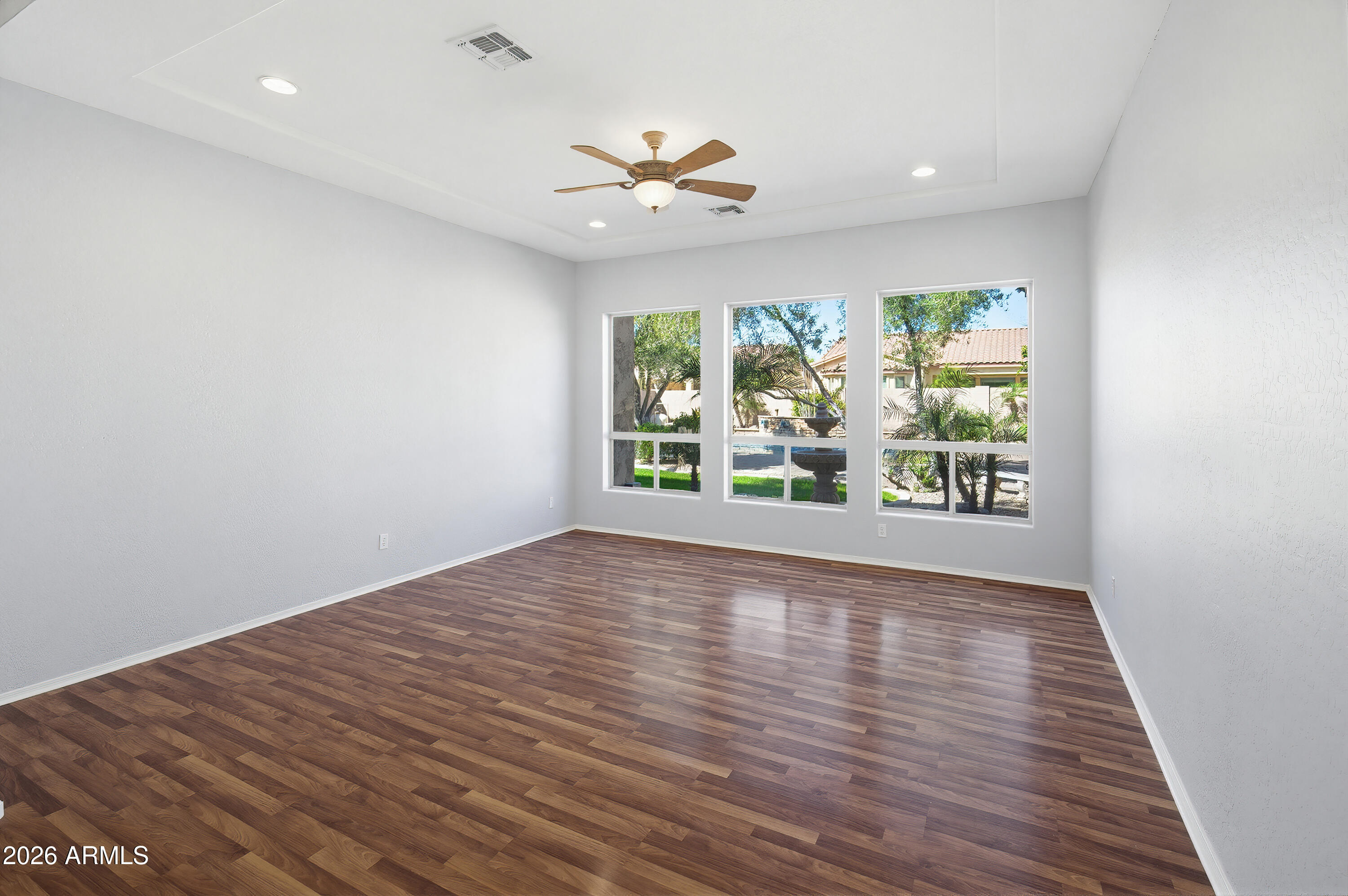 2406 E GLACIER Place