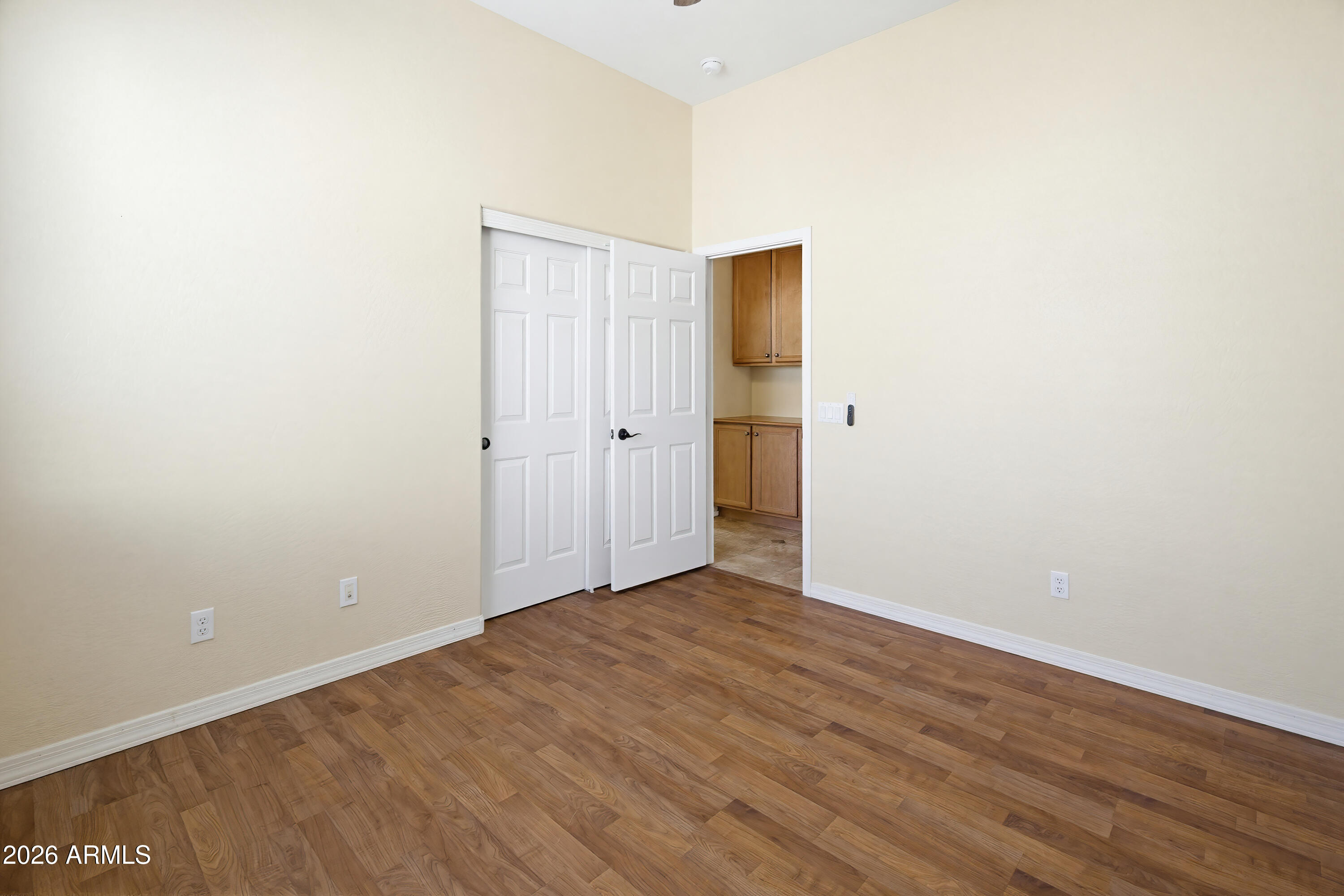 2406 E GLACIER Place