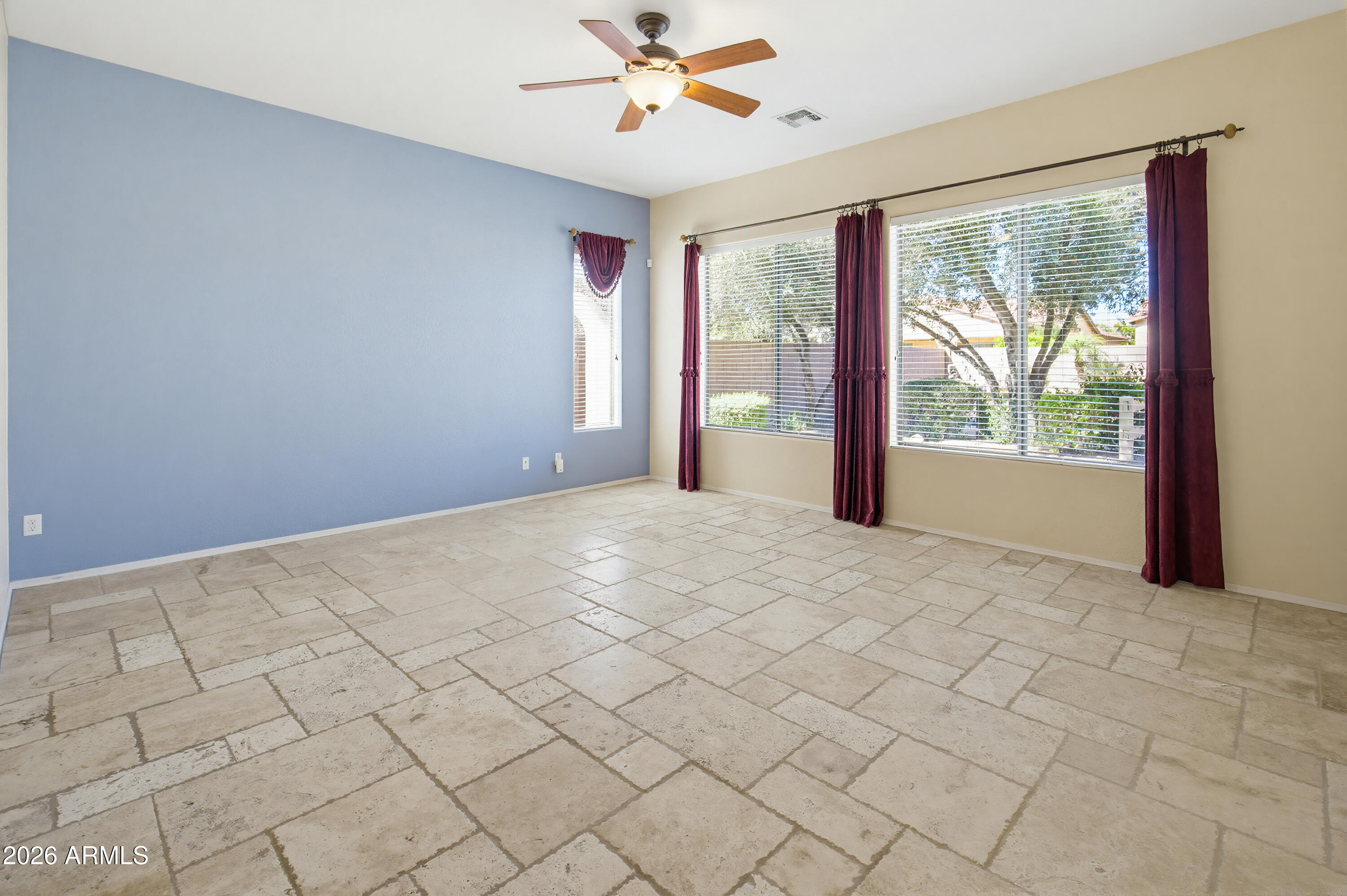 2406 E GLACIER Place