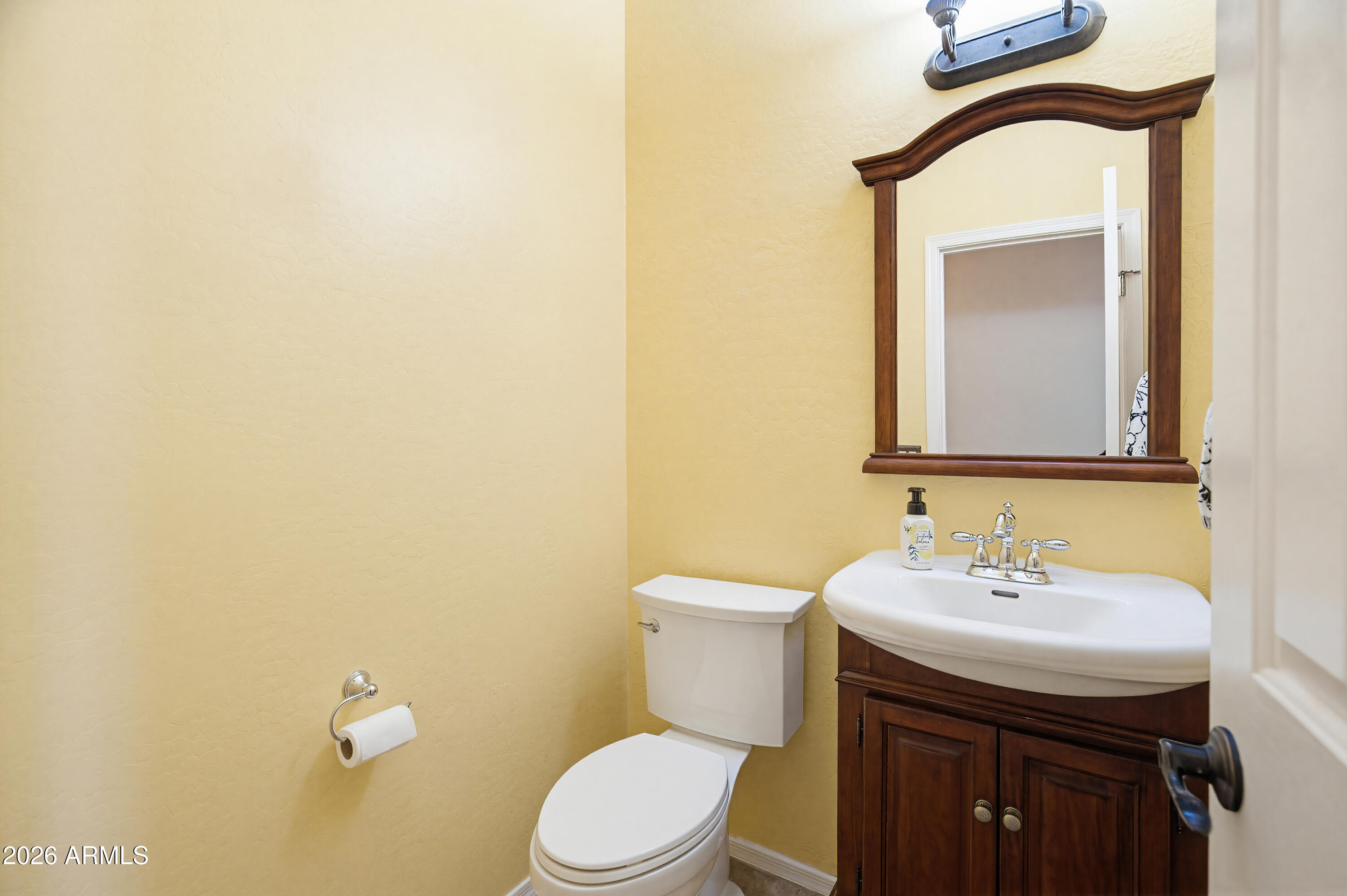 2406 E GLACIER Place