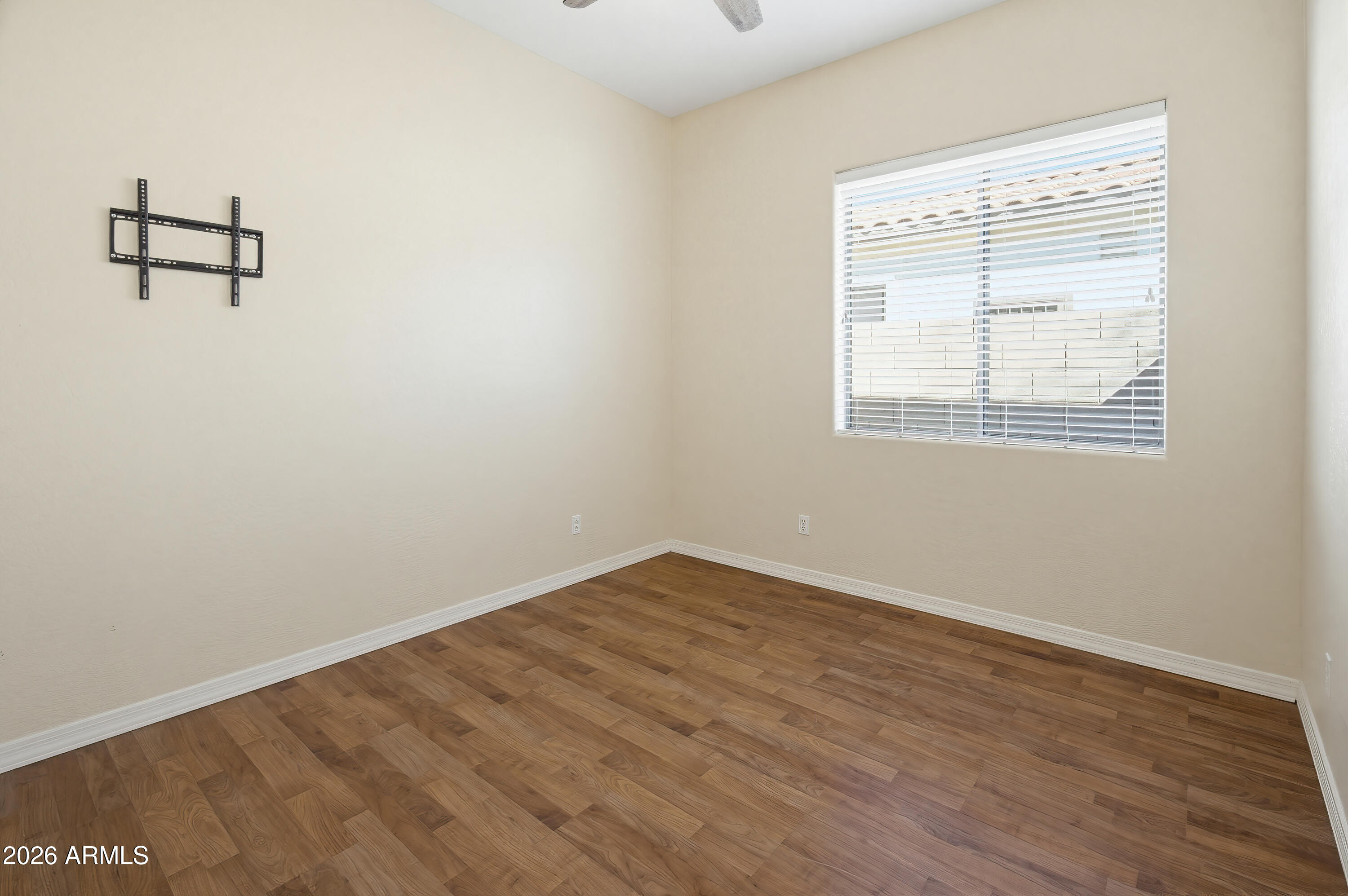 2406 E GLACIER Place