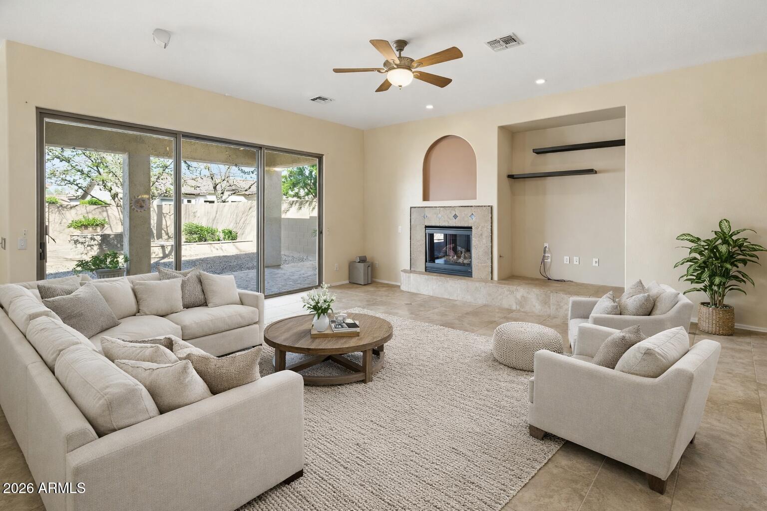 2406 E GLACIER Place