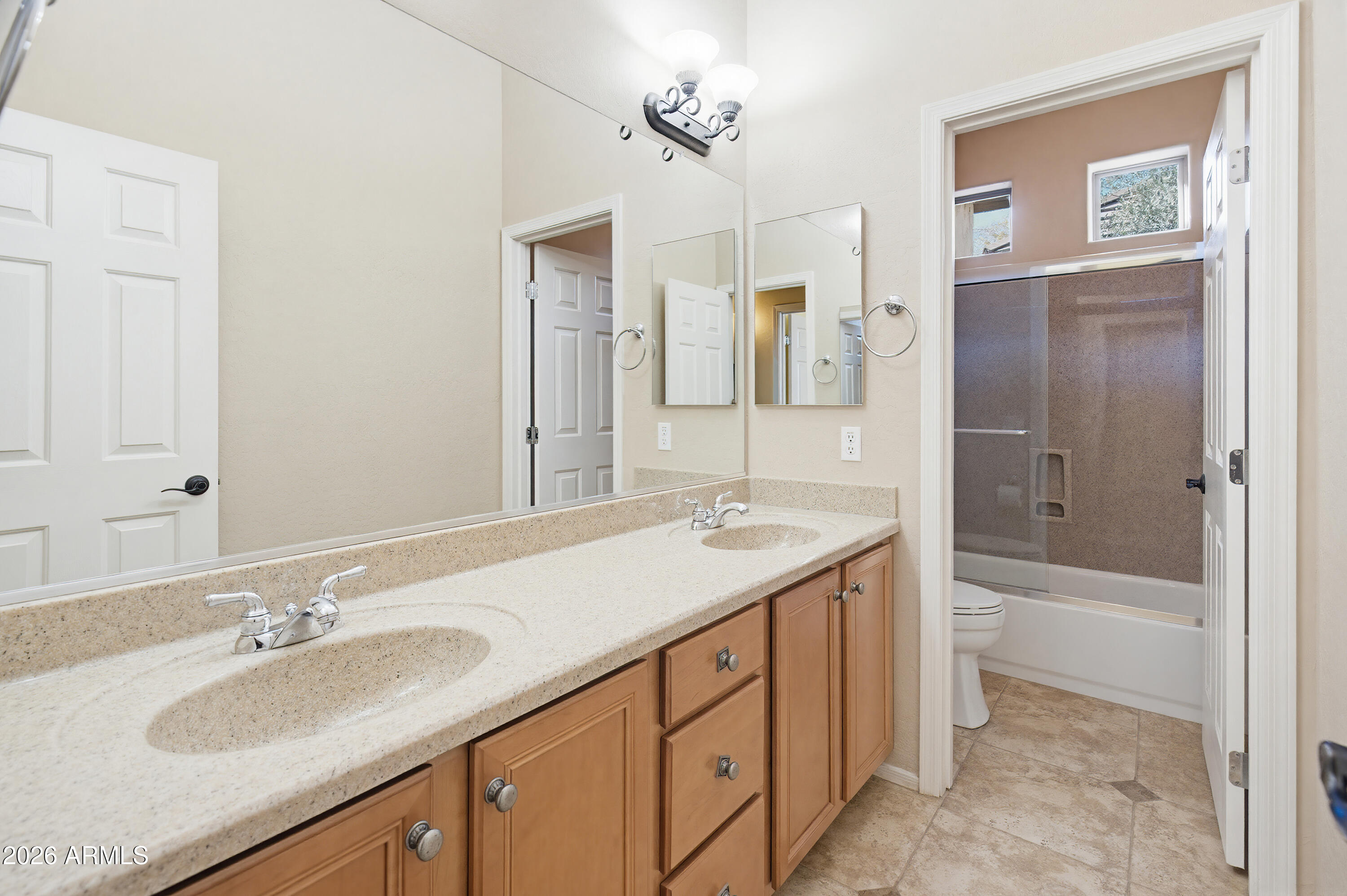 2406 E GLACIER Place