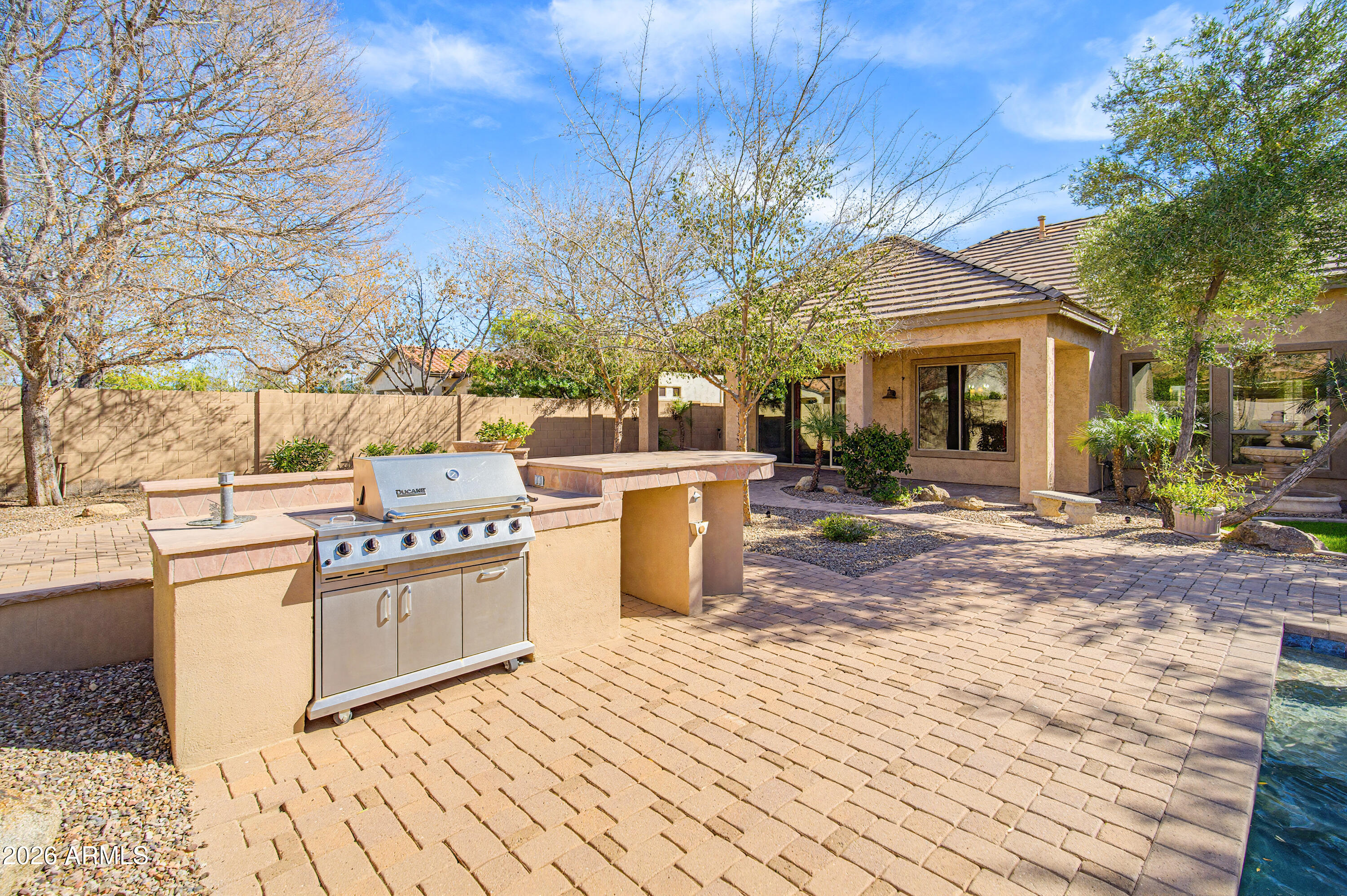 2406 E GLACIER Place