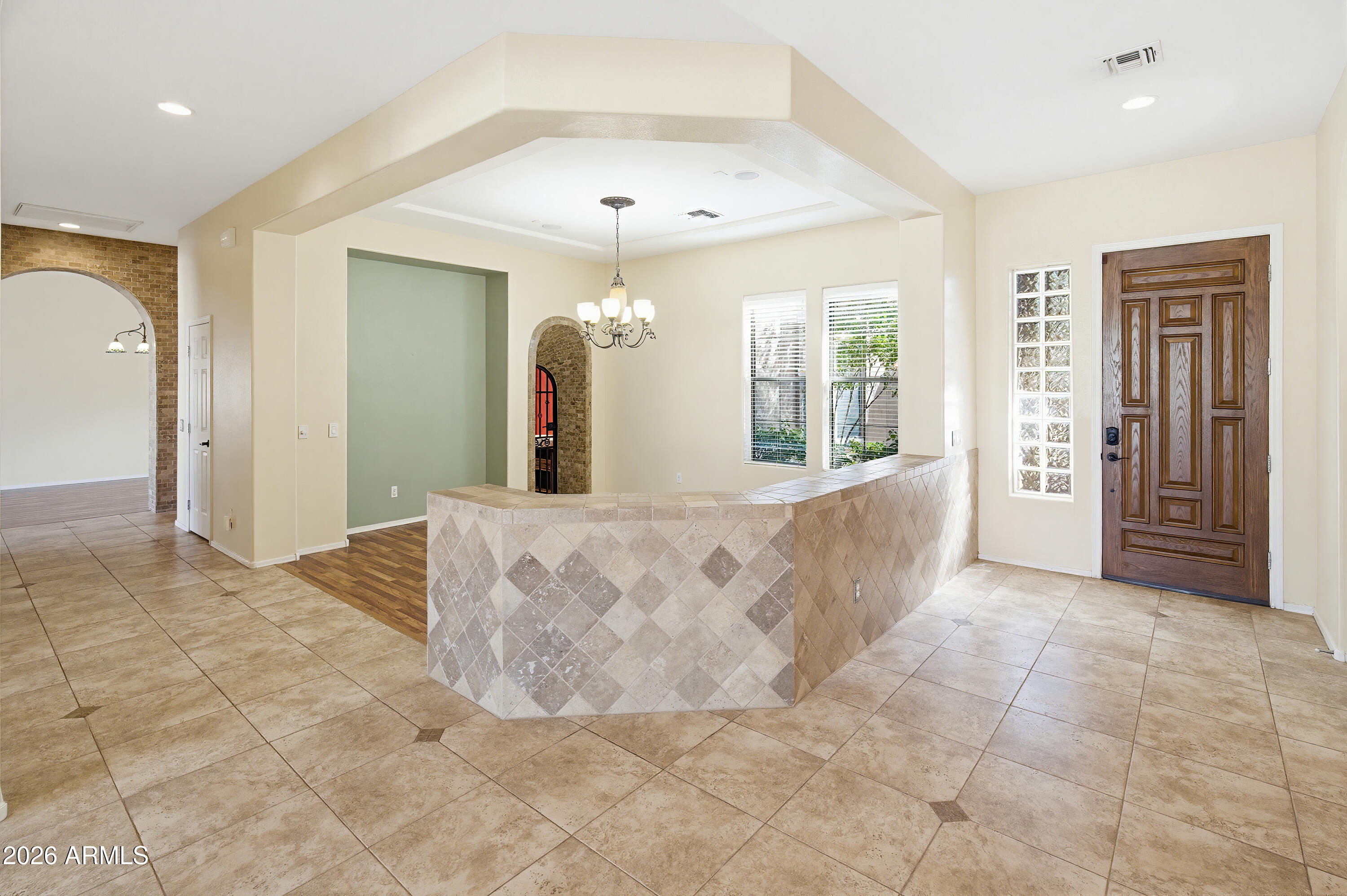 2406 E GLACIER Place