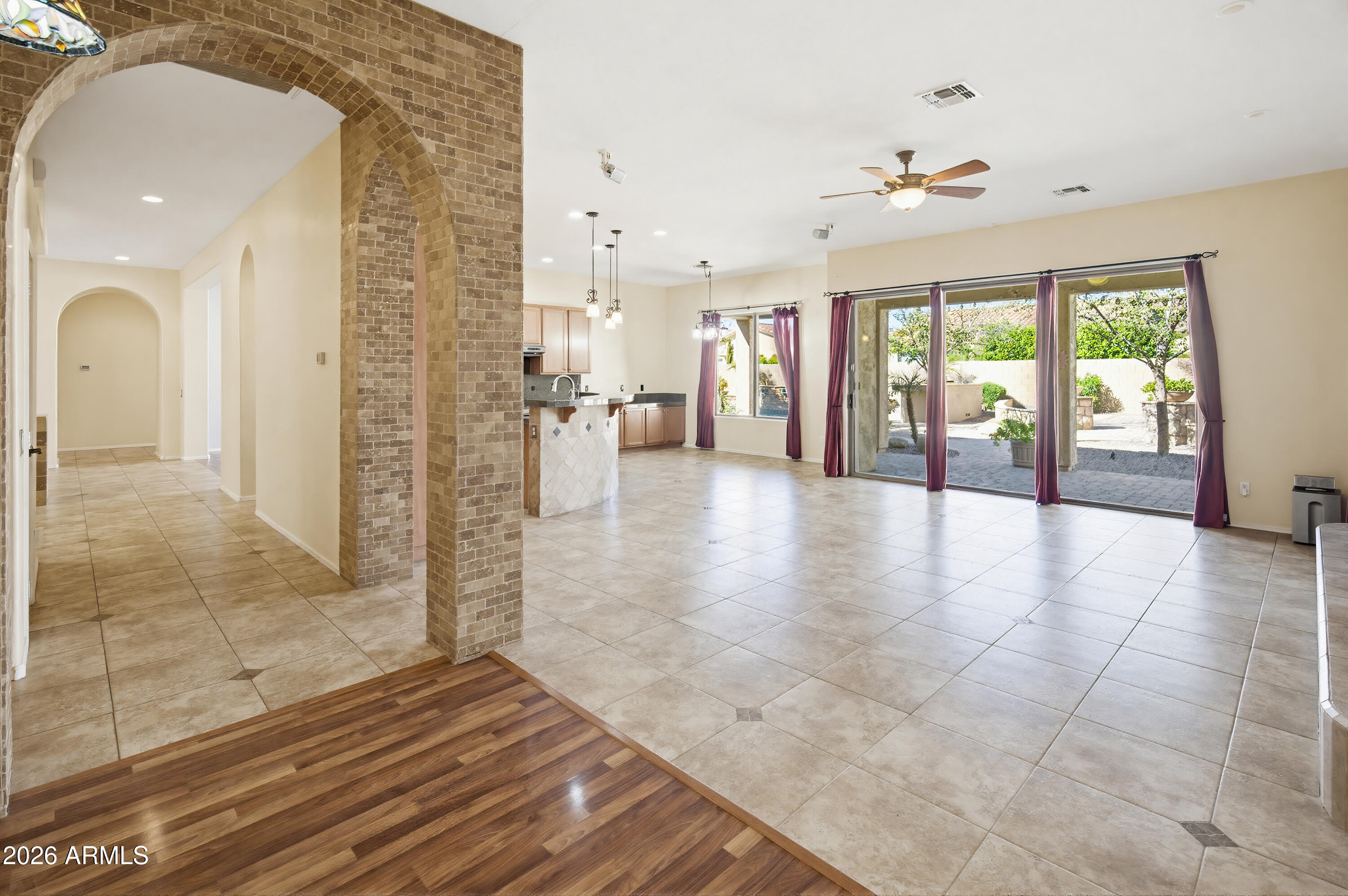 2406 E GLACIER Place