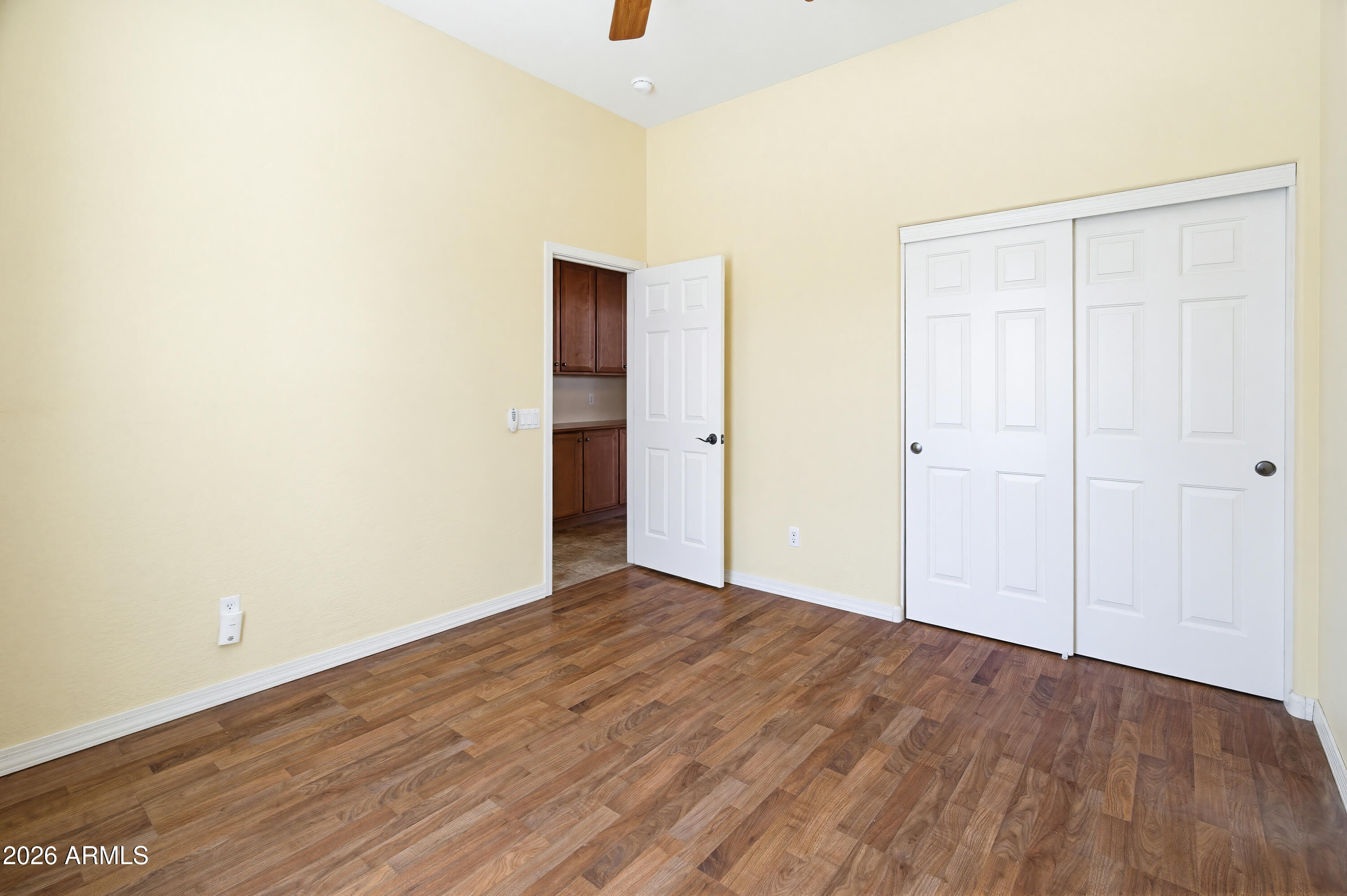 2406 E GLACIER Place